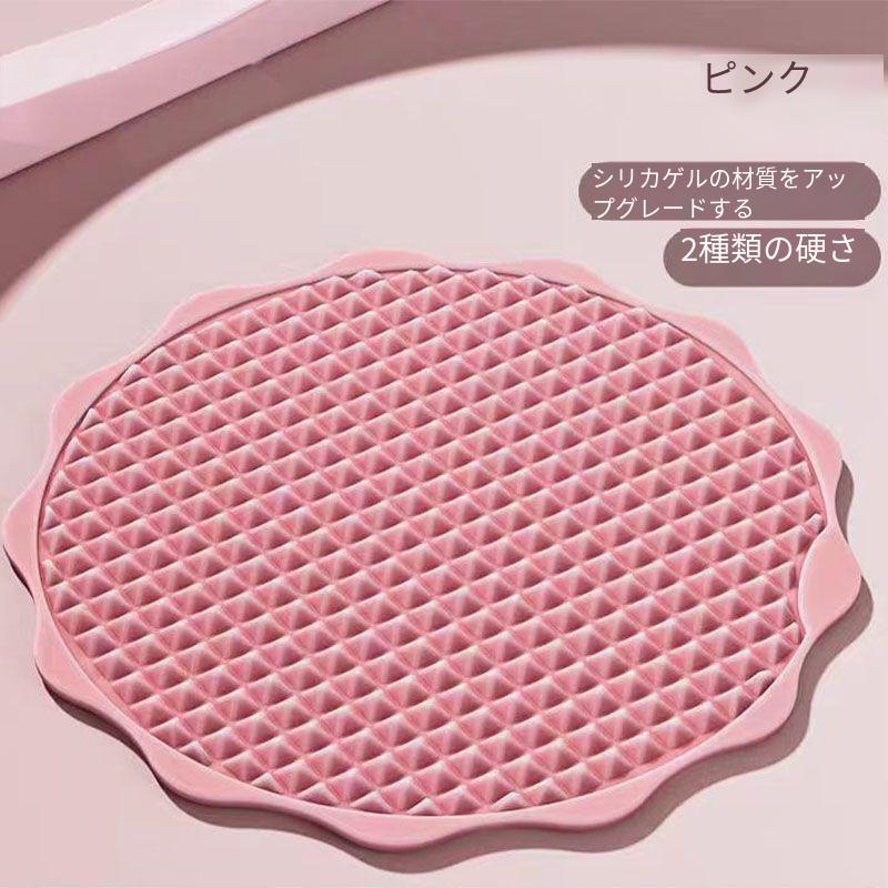 【商品名】：足ツボパッドサイズ: 450*450*17mm素材: シリコン【リラックス＆ストレス解消】この足ヨガマッサージ指圧マットは心地よい体験を提供し、心身をリラックスさせ、ストレスや緊張を軽減し、全体的な健康を促進します。【高品質の素材】フットパッドは厳選された耐摩耗性素材で作られており、使いやすく安全です。これらの素材は、ユーザーに優れた長期的な体験を提供します。【血行促進】マットのツボは足の血流を刺激し、血行を改善し、腫れを抑え、足全体の健康を改善するのに最適です。【多機能】ウォーキングマッサージマットとしてだけでなく、滑り止めマットとして浴室に置いて、お風呂上がりに足裏マッサージとしても使えます。また、ゲーム罰マットとしても使え、気づかないうちに遊んでくれます。【持ち運びやお手入れが簡単】マッサージフットマットは軽量でコンパクトな構造で設計されており、どこにでも簡単に持ち運べます。掃除やメンテナンスも簡単で、衛生的で便利です。ご注意ください：【商品画像について】商品画像の色合いはお客様のご覧になる環境やパソコン環境、iPhoneやスマートフォンの動作環境により異なる場合がございます。ただし、画像は実際の商品とは若干異なる場合がございます。