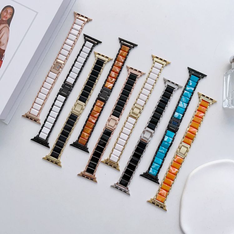 ◆対応機種：38mm/40mm/41mm42mm/44mm/45/49mm○【適用モデル】Apple Watch バンド 38mm/40mm/42mm/44mm/41mm/45mm に対応、Series SE/7/6/5/4/3/2/1の全シリーズに対応出来ます。男女兼用のビジネス風設計 ※Apple Watch本体が付属いません。特徴○高品質で質感の良い素材を使用しております。○着脱簡単、おしゃれな印象。○細工と見た目、つけ心地：素晴らしい細工で美しく、エレガントな見た目です。つけ心地もとても快適です。○バンドは耐磨耗性が強く、表面がとても柔軟で、通気性が良く、汗にも強いです。○【どんなシーンでも大活躍】日常にはもちろん、ビジネスやデート、パーティーなどの場面にも活躍できます。自分へのご褒美や、大切な人へのプレゼントにも喜ばれるお勧め商品です。誕生日、バレンタインデー、クリスマス、母の日、結婚記念日などシーンで選べるギフトです。○【送料無料!】○商品のお色は撮影時の環境、ディスプレイの発色などにより実物と多少の違いが生じることがございます。予めご了承下さいませ。※本商品は、配達の日時指定ができません。※イメージ違いでのご返品は不可となります。※機種本体は含まれておりません。◆ご注意くださいこちらの商品は交換用ベルトのみです。腕時計本体は付属しておりません。検索キーワード：apple watch ベルト series6 series5 SE アップルウォッチ バンド シリーズ4 シリーズ3 apple watch バンド シリーズ2 シリーズ1 アップルウォッチ ベルト おしゃれ キラキラ 本革 綺麗 女性 人気apple watch バンド 腕時計 ベルト apple watch バンド 腕時計 ベルト クリア 透明 カラフル 春 夏 海 サマーカラー 軽い TPUケース 保護ケース 保護フィルム 保護カバー 保護シート アップルウォッチSE バンド apple watch series SE バンド アップルウォッチ バンド アップルウォッチ バンド 44mm アップルウォッチ バンド 42mm アップルウォッチ バンド レザー クリア 透明 38mm 40mm apple watch バンド レザー クリア 透明ベルト 時計 ベルト apple watch バンド apple ウォッチ バンド 腕時計 ベルト レディース おしゃれ セパレート クリア 透明 交換用