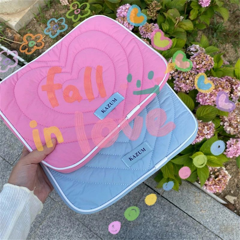 商品説明 商品内容 パソコンケース 素材 ボリエステルなど 生産国 中国 サイズ 11インチ：21*28cm 13/14インチ：35*26cm 15/15.6インチ：39*28cm 注意書き ※商品写真は、できる限り現品を再現するように画像処理などの補正を行っておりますが、ご利用のモニターや環境により差異が生じます。予めご了承ください。 ※画面保護フィルムの形状により本製品と併用できない場合がございます。 材質の特性上、折り曲げたり強い衝撃を与えますと破損する恐れがございます。着脱の際などお取扱いにご注意ください。 本製品ご使用における人体・スマートフォン本体を含む持ち物・データなどの損傷、破損に対し、弊社は一切の責任を負いかねます。 細部のデザイン等が予告なく変更になる場合がございます。 ※生地の特性上、多少ニオイがある場合がございますが、日陰干しで数日干していただくか、あるいは数回ご使用していただく間に、 ニオイは気にならなくなります。 ※上記の数値は、実測によるものです。多少の誤差はご容赦ください。 ※仕様は予告なく変更される場合があります。（ご使用に差し支えない程度） その他 ・ご注文後、5営業日以内に配送手続きをいたします。配送作業完了後、5?9日程度でのお届けとなります。（詳しい納期情報が商品ページにてご確認ください） ?当店でご購入された商品は、原則として、「個人輸入」としての取り扱いになり、中国からお客様のもとへ直送されます。?通関時に関税?輸入消費税が課税される可能性があります。?課税額はご注文時には確定しておらず、通関時に確定しますので、商品の受け取り時に着払いでお支払いください。詳細はこちらご確認下さい。?個人輸入される商品は、全てご注文者自身の「個人使用?個人消費（日本に居住する者に寄贈される物で、当該寄贈を受ける者の個人的な使用に供される場合を含みます。）」が前提となります。第三者への譲渡?転売が法令で禁止されるもの（医薬品、医薬部外品、化粧品等を含みますが、これに限られません。）もございますのでご注意下さい。?一部商品は国内の提携先倉庫から配送されます。?国内配送の商品は国内でのお買い物と同じく消費税が発生いたします。関税はかかりません。商品説明 商品内容 パソコンケース 素材 ボリエステルなど 生産国 中国 サイズ 11インチ：21*28cm 13/14インチ：35*26cm 15/15.6インチ：39*28cm 注意書き ※商品写真は、できる限り現品を再現するように画像処理などの補正を行っておりますが、ご利用のモニターや環境により差異が生じます。予めご了承ください。 ※画面保護フィルムの形状により本製品と併用できない場合がございます。 材質の特性上、折り曲げたり強い衝撃を与えますと破損する恐れがございます。着脱の際などお取扱いにご注意ください。 本製品ご使用における人体・スマートフォン本体を含む持ち物・データなどの損傷、破損に対し、弊社は一切の責任を負いかねます。 細部のデザイン等が予告なく変更になる場合がございます。 ※生地の特性上、多少ニオイがある場合がございますが、日陰干しで数日干していただくか、あるいは数回ご使用していただく間に、 ニオイは気にならなくなります。 ※上記の数値は、実測によるものです。多少の誤差はご容赦ください。 ※仕様は予告なく変更される場合があります。（ご使用に差し支えない程度） その他 ・ご注文後、5営業日以内に配送手続きをいたします。配送作業完了後、5?9日程度でのお届けとなります。（詳しい納期情報が商品ページにてご確認ください） ?当店でご購入された商品は、原則として、「個人輸入」としての取り扱いになり、中国からお客様のもとへ直送されます。?通関時に関税?輸入消費税が課税される可能性があります。?課税額はご注文時には確定しておらず、通関時に確定しますので、商品の受け取り時に着払いでお支払いください。詳細はこちらご確認下さい。?個人輸入される商品は、全てご注文者自身の「個人使用?個人消費（日本に居住する者に寄贈される物で、当該寄贈を受ける者の個人的な使用に供される場合を含みます。）」が前提となります。第三者への譲渡?転売が法令で禁止されるもの（医薬品、医薬部外品、化粧品等を含みますが、これに限られません。）もございますのでご注意下さい。?一部商品は国内の提携先倉庫から配送されます。?国内配送の商品は国内でのお買い物と同じく消費税が発生いたします。関税はかかりません。