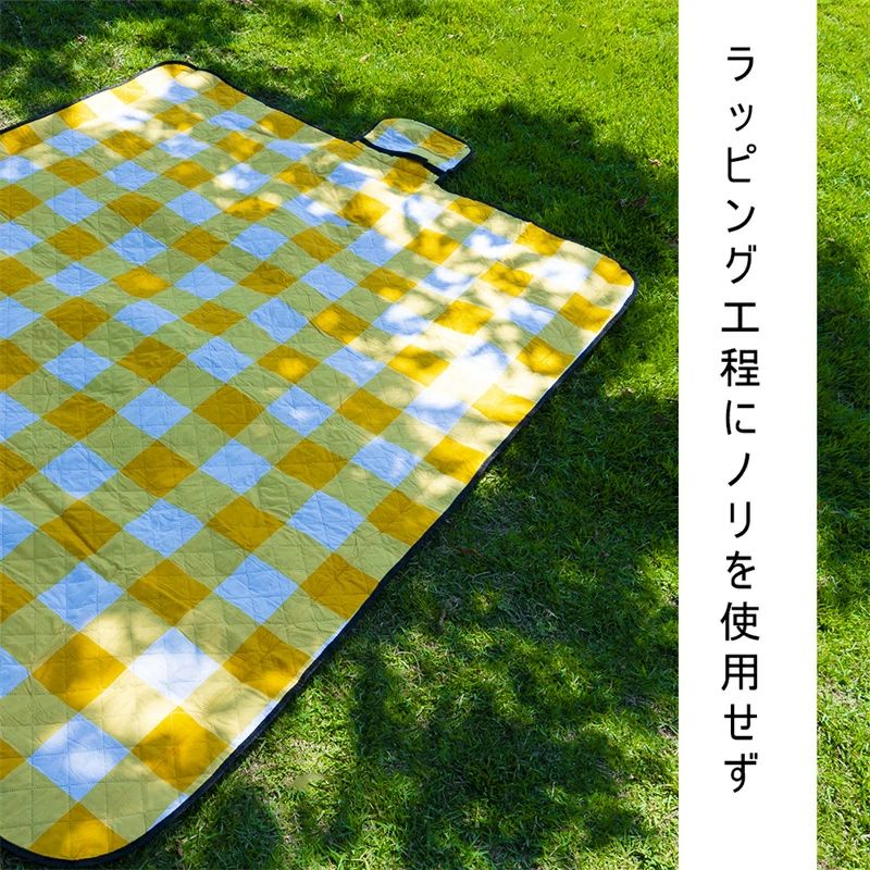 詳細説明派手すぎないモノトーン＆ナチュラルカラーが大人可愛いレジャーシート！ピクニックや運動会などで大活躍のファミリーサイズが嬉しい！大人5〜6名が座れる大きさです。◆大きいサイズでゆったりお子様の行事、イベントなどで大活躍！家族みんなでゆったり座れます。（大人5〜6名）◆持ち運びが楽々コンパクト肩にも掛けらるのはもちろん、手提げ持ちもできる2WAY仕様で持ち運びが楽ちん?◆厚みのある生地＆裏面防水で座り心地抜群ふんわり厚みのある生地で座り心地もよく快適。裏地は防水仕様で水を通さないので湿った土の上でも安心です。◆ペグ穴付きで使いやすいシートの四隅にあるペグ穴にペグを差し込めば、しっかり地面に固定でき、風が強い日でも安心です。※ペグは付属していません。◆手洗いできていつも清潔使用後、汚れていたらシャワーやホースでザブザブ洗えて、いつでも清潔です。※洗濯機?脱水?乾燥機は使用しないでください。◆室内でも使用OK屋外だけでなくもちろん室内でも使用可能。ラグのような可愛さでインテリアにもマッチ。◆たたみ方が簡単?たった5回たたむだけ！また、裏返さずに折りたためるので表面に草や土がつくこともありません。