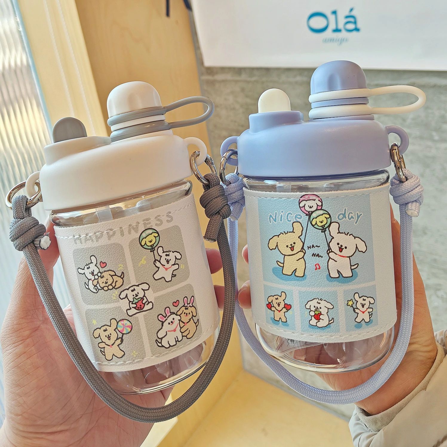 【この商品について】ボトルデザイン：高品質の食品グレードPC素材ボトル、美しく、耐久性があります。安全で便利なデザイン：独自の安全ロック付きで、ボタン一つで開けることができ、簡単に飲むことができます。 漏れ防止デザイン：内蔵のシリコンシールが漏れを防止します。マルチオケージョン使用：エレガントなデザインで、オフィス、ジム、自宅、学校など、屋外でも屋内でも使用できます。 また、ギフト、ホリデーギフト、バースデーギフトとしても適しています。※簡易包装となりますのでご理解の程よろしくお願いします。※手動測定による1〜3cmの測定偏差を許容してください。※モニターや光の効果が異なるため、実際の色は写真の色と若干異なる場合があります。※仕様・デザインは改良のため予告なく変更することがあります。【この商品について】ボトルデザイン：高品質の食品グレードPC素材ボトル、美しく、耐久性があります。安全で便利なデザイン：独自の安全ロック付きで、ボタン一つで開けることができ、簡単に飲むことができます。 漏れ防止デザイン：内蔵のシリコンシールが漏れを防止します。マルチオケージョン使用：エレガントなデザインで、オフィス、ジム、自宅、学校など、屋外でも屋内でも使用できます。 また、ギフト、ホリデーギフト、バースデーギフトとしても適しています。※簡易包装となりますのでご理解の程よろしくお願いします。※手動測定による1〜3cmの測定偏差を許容してください。※モニターや光の効果が異なるため、実際の色は写真の色と若干異なる場合があります。※仕様・デザインは改良のため予告なく変更することがあります。