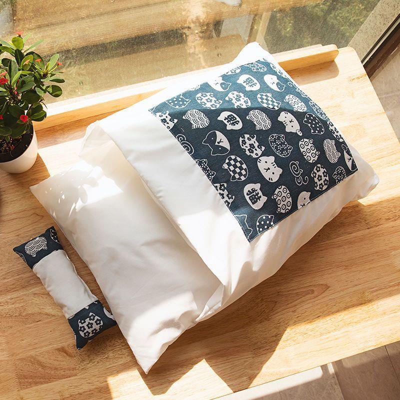 ふわふわで柔らかなコットンの猫用寝具、4色3サイズ展開：Sサイズは45*30cmで1.5kg以下の子猫と犬用、Mサイズは55*40cmで5kg以下の猫と3.5kg以下の犬用、Lサイズは65*50cmで10kg以下の猫と7.5kg以下の犬用。 Lサイズは65*50cmで、10kg以下の猫と7.5kg以下の犬に適しています。表地：綿素材、中綿：PP綿。高品質の生地は、快適で、柔らかく、無臭で、丈夫で、耐久性があり、無毒で、ペットを噛むことはありません。猫布団はふわふわで柔らかい綿でいっぱいで、あなたのペットを風と寒さから守ります。 綿100％で、季節を問わずお使いいただけます。入り口が立ち上がるユニークなデザインで、他のキャットスリーピングバッグよりも出し入れが簡単です。フカフカの布団の上に寝たり、寒い時には潜り込んだりと、ペットの好きなように使えます。冬の寒い日でも熱を奪われることがなく、ふわふわの布団の上でとても暖かです。狭い場所や布団の下を這いずり回るのが好きな猫にとって、スリーピングバッグ?ペット用ベッドは最適な形状です。猫の体を包み込み、ペットに安心感を与えます。寝袋タイプのペット用寝具は、寄り添うのが好きな猫に最適です。小さな枕付きで、パッド入りの寝袋にあごを乗せてくつろぐのが好きな犬や猫に最適です。コットン100％で、オールシーズンお使いいただけます。ベッドカバーは取り外し可能で、中性洗剤を使って冷水で手洗いまたは洗濯機で洗えます。洗濯可能で衛生的：犬猫用の洗濯可能なベッドなので、汚れたらすぐに洗濯機で洗えます。常に清潔に保つことができる、安全で信頼できる丈夫なペット用ベッドです。ふわふわで柔らかなコットンの猫用寝具、4色3サイズ展開：Sサイズは45*30cmで1.5kg以下の子猫と犬用、Mサイズは55*40cmで5kg以下の猫と3.5kg以下の犬用、Lサイズは65*50cmで10kg以下の猫と7.5kg以下の犬用。 Lサイズは65*50cmで、10kg以下の猫と7.5kg以下の犬に適しています。表地：綿素材、中綿：PP綿。高品質の生地は、快適で、柔らかく、無臭で、丈夫で、耐久性があり、無毒で、ペットを噛むことはありません。猫布団はふわふわで柔らかい綿でいっぱいで、あなたのペットを風と寒さから守ります。 綿100％で、季節を問わずお使いいただけます。入り口が立ち上がるユニークなデザインで、他のキャットスリーピングバッグよりも出し入れが簡単です。フカフカの布団の上に寝たり、寒い時には潜り込んだりと、ペットの好きなように使えます。冬の寒い日でも熱を奪われることがなく、ふわふわの布団の上でとても暖かです。狭い場所や布団の下を這いずり回るのが好きな猫にとって、スリーピングバッグ?ペット用ベッドは最適な形状です。猫の体を包み込み、ペットに安心感を与えます。寝袋タイプのペット用寝具は、寄り添うのが好きな猫に最適です。小さな枕付きで、パッド入りの寝袋にあごを乗せてくつろぐのが好きな犬や猫に最適です。コットン100％で、オールシーズンお使いいただけます。ベッドカバーは取り外し可能で、中性洗剤を使って冷水で手洗いまたは洗濯機で洗えます。洗濯可能で衛生的：犬猫用の洗濯可能なベッドなので、汚れたらすぐに洗濯機で洗えます。常に清潔に保つことができる、安全で信頼できる丈夫なペット用ベッドです。