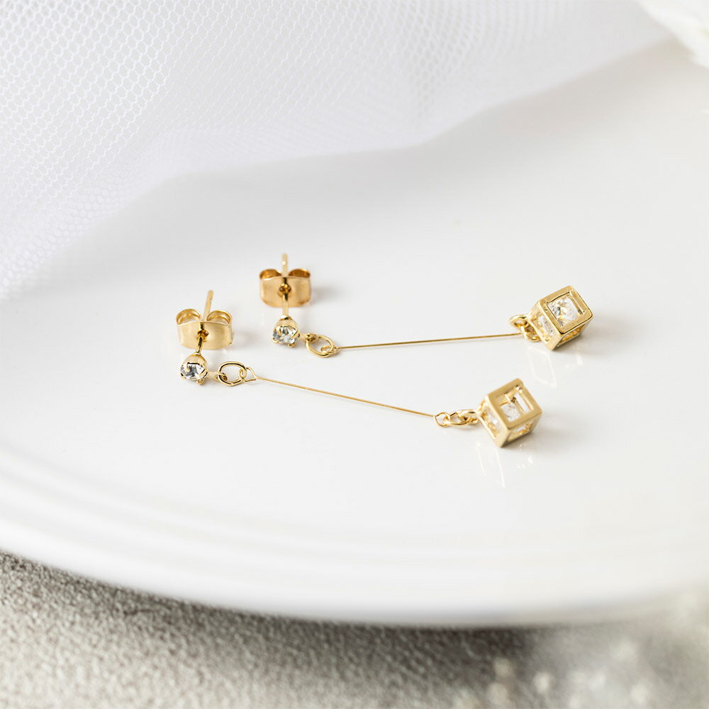 【2BUY 10%OFF！】ピアス イヤリング チェーン キューブ 揺らめくパーツが女性らしい耳元を