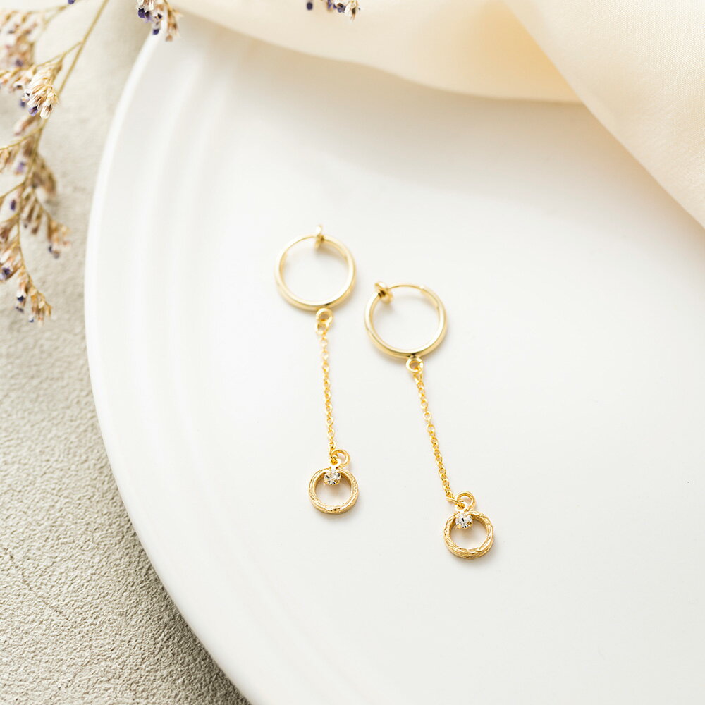 【2BUY 10%OFF！】イヤリング ヤリング チェーン リング 揺らめくパーツが女性らしい耳元を演出してく..