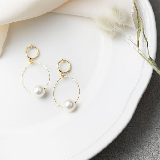 【2BUY 10%OFF!】イヤリング パール フープ 華奢なゴールドカラーのフープに、パールをあしらって上品な可愛らしさをプラスしたイヤリング 【2BUY 10%OFF!】イヤリング パール フープ 華奢なゴールドカラーのフープに、パールをあしらって上品な可愛らしさをプラスしたイヤリング