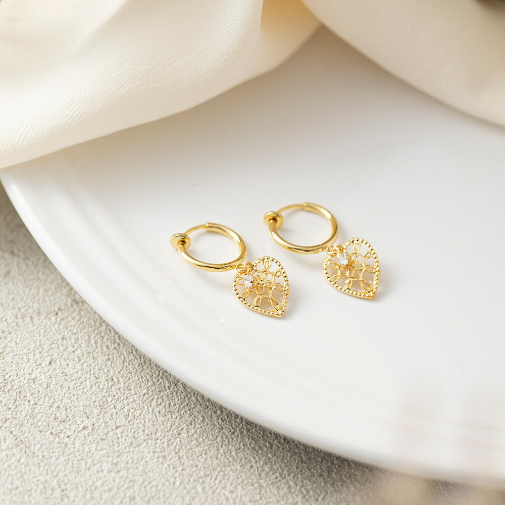 【2BUY 10%OFF！】イヤリング 透かしハートイヤリング ゴールド シルバー ピンクゴールド