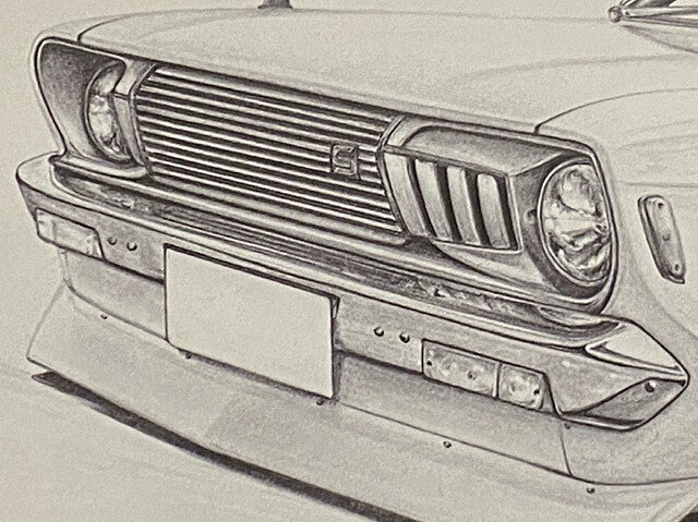 ミラーマン 楽天市場店のニッサン 日産 210サニー　2ドアセダン 鉛筆画　名車　旧車　ノスタルジックカー　イラスト 絵画 デッサン 絵　A4サイズ 230mmX318mm 額付き 作者直筆サイン入り 車好き 男性 向け お誕生日 バースデー ギフト クリスマス プレゼント にも最適　全国送料無料｜アングル2