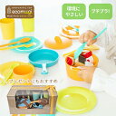 商品名 ecomugi(エコムギ) クッキングポットセット 商品内容 蓋付きフライパン×1、おなべ×1、フライ返し×1、お玉×1、カップ×4、お皿×4、スプーン×4、フォーク×4、ナイフ×4 ※セット内容のカラーはランダムとなります。ご了承ください。 名入れにつきまして ※こちらの商品は名入れサービスの対象外商品となります。 商品サイズ ナイフ：(約)W2×D0.4×H14cm おなべ：(約)W17×D12.5×H6.5cm 商品重量 約460g 主な素材 ポリプロピレン、小麦の茎 アレルギー 原料の一部に小麦の茎を使用 耐熱温度 90度（食洗器、食器乾燥機、電子レンジの仕様は不可） ※玩具の為、実際の食事や調理には使用しないでください。 納期 1〜5営業日程度での発送となります。 （※同梱商品がある場合はこの限りではありません） （※数量が多い場合はこの限りではありません。） （※前入金決済をお選びの場合はご入金確認後からのお手配となります。） （※ご注文内容に確認事項のある場合はこの限りではありません。） （※写真入りカードをお選びいただいた場合はお写真の送付をお待ちするため、この限りではありません。） 対象年齢 約3歳～ 手提げ用紙袋 直接お渡し用の紙袋を有料にてご用意しております。 ご希望の商品とは別に必要枚数分の数量をご購入ください。 ※商品サイズが紙袋の大きさを超える場合は、申し訳ございませんが紙袋をお付けすることができません。 手提げ用紙袋はコチラ のし・ラッピング おのし、ラッピング共に無料サービスです。 包装紙でラッピングいたします。 ※包装紙不要、もしくはご自宅用のご指示がない際はラッピングいたします。 カード 命名カード、メッセージカード（ギフトカード）、ウェディングカードを無料でご用意いたします。 ご使用用途例 出産祝い&nbsp;誕生日プレゼント&nbsp;節句祝い&nbsp;ハーフバースデー&nbsp;百日祝い&nbsp;クリスマスプレゼント&nbsp;誕生日プレゼント&nbsp;誕生祝い&nbsp;誕生日祝い&nbsp;引越しのプレゼント&nbsp;子ども会&nbsp;お年玉代わり&nbsp;ベビーシャワー 『名前入り木のおもちゃ』ならコチラ！ 重要事項 誠に勝手ではございますが、注文内容のご変更やキャンセルにつきましては、弊店からの受注確認メールの送信をもって締切とさせていただきます。それ以降のご変更やキャンセルは一切お受けできません。あらかじめご了承の上、ご注文くださいませ。 お支払い方法につきまして コンビニ決済、銀行振込でのお支払いの場合はご入金確認からの手配となりますので、通常納期以上にお時間を頂戴する場合がございます。 お急ぎのお客様はクレジットカード決済、代金引換をお選び下さい。 なお、お支払い総額が12000円を超える場合は代金引換はお受けできませんので、あらかじめご了承くださいませ。大きなおなべとフライパンにカトラリーが付いたクッキングセット。フライ返しやお玉も付いたベーシックなセットです。フライパンにフライ返し、おなべにお玉など調理のバリエーション豊かに、合計24点がセットになっています。「焼く・煮る」など、食材の調理方法を選択できることで、食育にもつながります。お手入れしやすく扱いやすいバイオプラスチックのおもちゃecomugiシリーズのおもちゃは、軽くてお手入れも簡単なプラスチック製。プラスチック素材の一部に「小麦の茎」を全体の20％配合することで、プラスチックの使用量を軽減しています。おうちあそびはもちろん、お外へ持ち出して砂あそびや、水あそびなど幅広く使えます。汚れたら中性洗剤でサッと水洗い可能。アルコール除菌も出来るので、安心してお子様に遊ばせることが出来ます。 過剰な梱包材やプラスチックを使用しないオープンパッケージで、 おもちゃだけでなく包装資材も環境に配慮しています。※メーカーによる商品改良のため予告なく仕様変更となる場合がございます。ご了承ください。 ご用途：　出産祝い　出産　誕生日　お誕生日　100日祝い　バースデー　ハーフバースデー　記念　記念日　御祝い　お祝い　御祝　お祝　ベビー　ギフト　プレゼント　メモリアル　女の子　男の子　バイオプラスチック　おもちゃ　ままごと　知育玩具