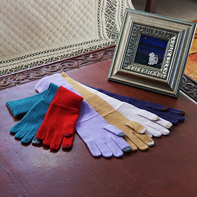 《マイカシミヤ》オリジナル・デザインの贅沢なカシミヤ100％の天竺とワッフロ編みの手袋。 全10色展開です。 無染色ベージュ、無染こげ茶、グレー、黒、ラベンダー、薄ピンク、キャメル、レッド、青紫、ピーコックグリーンがあります。