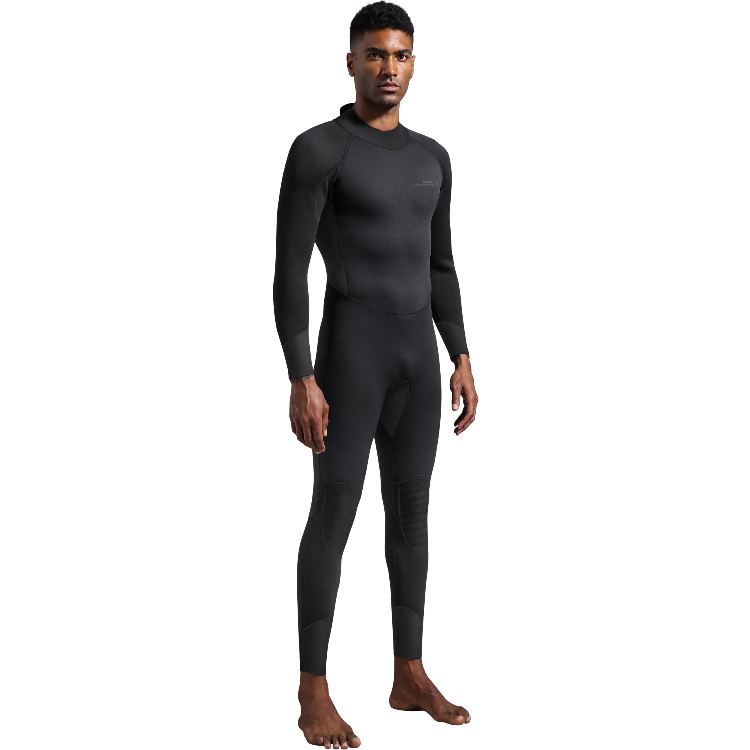 はじめての方にも着やすい、シンプルなメンズ3mmフルスーツ海水浴やシュノーケリング、SUP、カヤック、釣りなど、海や湖でのレジャーに。体をしっかり包んで冷えから守る、長袖・長ズボンのフルスーツです。ご主人やお父さん、ご家族へのプレゼントにも選びやすい、落ち着いたオールブラックのデザインです。■ 3mmネオプレンで保温体を包み込んで水の冷たさをやわらげます。春〜秋の水辺レジャーにおすすめです。■ よく伸びて動きやすい伸縮性のある素材で、泳ぐ・漕ぐ・しゃがむなどの動きを妨げにくい着心地です。■ 一人でも着脱しやすいバックジップ背中のファスナーに長い引きひも（ロングリード）付き。手が届きにくい背中のファスナーも、一人で開け閉めしやすい仕様です。■ 年代を問わないオールブラックロゴ控えめのすっきりしたデザインで、どなたにも合わせやすい色です。【サイズの目安（身体寸法）】S：身長165〜170cm／体重57〜64kg／胸囲89〜94cm／ウエスト72〜75cm／ヒップ86〜91cmM：身長170〜175cm／体重61〜70kg／胸囲94〜99cm／ウエスト75〜79cm／ヒップ91〜97cmL：身長175〜180cm／体重70〜77kg／胸囲99〜104cm／ウエスト79〜84cm／ヒップ97〜102cmXL：身長178〜183cm／体重77〜86kg／胸囲104〜110cm／ウエスト84〜89cm／ヒップ102〜107cm※商品の寸法ではなく、着用される方の身体のサイズの目安です。※身長・体重だけでなく、胸囲・ウエストも照らし合わせてお選びください。※ウェットスーツは体にぴったりフィットするのが基本です。サイズ選びに迷われた場合は、お気軽にショップへお問い合わせください。【商品仕様】ブランド：Dark Lightning型番：DL008C素材：ネオプレン厚さ：3mmタイプ：フルスーツ（長袖・長ズボン）ファスナー：背面（ロングリード付き）カラー：ブラックサイズ：S／M／L／XL【お手入れ方法】ご使用後は真水で手洗いし、絞らずに風通しの良い日陰で干してください。【ご注意】※本製品は救命用具ではありません。水辺では安全に十分ご注意ください。※ご覧のモニター環境により、実際の商品の色と異なる場合がございます。