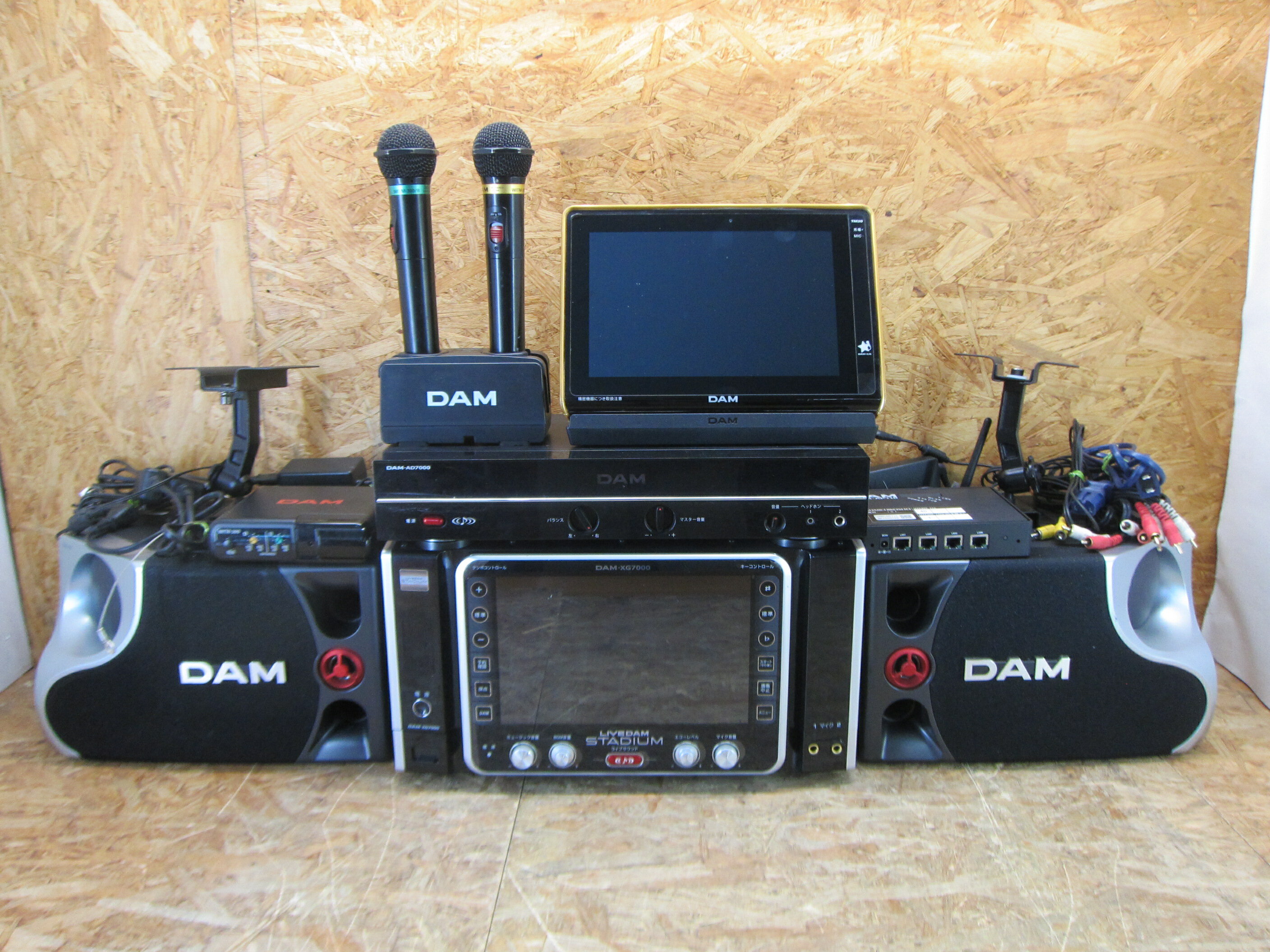 【中古】第一興商 LIVE DAM STADIUM DAM-XG7000 DAM-AD7000 ペアスピーカー デンモク マイク カラオケ機器セット