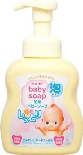 商品説明 「キューピー しっとり全身ベビーソープ 泡タイプ 400ml」は、アミノ酸系洗浄成分配合、全身に使える弱酸性のベビーボディシャンプーです。 低刺激・弱酸性・無着色・無香料。 ●お肌の皮脂をとりすぎず、泡でやさしく洗い上げます。 ●クリーミィな泡でなめらかな洗いごこち。髪にも体にも使えます。 ●3つのスキンケア成分(天然スクワラン、ミルクセラミド、ヒアルロン酸)配合で、 赤ちゃんの乾燥しがちなお肌のうるおいを守ります。 ○皮ふアレルギーテスト済み (全ての方にアレルギーが起こらないということではありません) 使用方法 ●使い始めはポンプのストッパーをはずし、泡が出るまで数回から押しして下さい。 ●適量の泡を手などに取り、やさしく洗い、あとは流してください。 ●髪を洗う場合はお湯でしめらせ、適量の泡を手にとり、なでるように洗います。その後良くすすいでください。 ご注意 ●つめかえには必ず「キューピーしっとり全身ベビーソープ 泡タイプ つめかえ用」をご使用ください。他の製品では泡にならない場合があります。 ●お肌や頭皮に異常のある時や異常が現れた時は、使用しないでください。 ●目に入った時はすぐに洗い流してください。 ●乳幼児の手の届かないところに保管してください。 ●高温又は低温になる場所や直射日光の当たる場所に置かないでください。 ●開封後は早めにご使用ください。 ●本品は極端に低温な場所でにごりが生じたり、泡になりにくいことがあります。その場合は、常温に戻してからご使用ください。 成分 水、DPG、コカミドプロピルベタイン、ラウロイルメチルアラニンNa、セテアレス-60ミリスチルグリコール、ココイルグリシンK、グリチルリチン酸2K、スクワラン、スフィンゴミエリン(牛乳)、ヒアルロン酸Na、乳脂肪(牛乳)、乳糖(牛乳)、PEG/ PPG/ポリブチレングリコール-8/5/3グリセリン、PEG-400、グリセリン、クエン酸 原産国 日本 お問い合わせ先 牛乳石鹸共進社株式会社 TEL：06-6939-2080 大阪市城東区今福西2-4-7【ご注文前に確認ください】ご注文数量を多くいただいた場合、複数梱包となることがございます。その場合の送料は【送料単価×梱包数】を頂戴しております。また、「発送目安：約3-5営業日」とご案内しておりますが、こちらより遅れることがございます。予めご了承くださいませ。※税込5,500円以上ご購入いただいた場合の送料無料サービスは1梱包のみです。複数梱包になってしまう場合、数量に応じ送料を頂戴します。