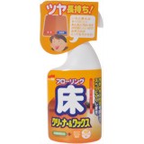 商品説明 「ソフト99 床クリーナー&ワックス 400ml」は、拭くだけでピカピカに、快適仕上げのフローリング用クリーナーです。 ・オレンジオイル配合により汚れをスッキリ落とし、爽やかな香り。 ・美しいツヤを与え、すべりにくく、キズや汚れから保護します。 ・前処理洗浄やカラ拭き要らずで、スピーディな仕上がり。 ・スチレン系成分を使っていない処方です。 用途 床や廊下などのフローリング、ビニール製の床 使えない物： 油加工された床(オイルステン等)、水が染み込む床(白木等)、特殊な床(うるし、鏡面仕上等)、石床、土足で歩く床 使用方法 1-3ヶ月を目安にお使いください。 使用量の目安：1平米に対して約12回噴射(約9ml) ●ストッパーを上げ、床面に直接スプレーし、すぐに乾いたキレイなタオルでムラなく拭きのばします。 ●乾くまでそのままにします(約5分)。仕上げのカラ拭きは要りません。 ●液が固まりスプレーできなくなることがありますので、使用後は噴射口を拭き、必ずストッパーで密栓して保管してください。 ●お願いとご注意 ・まず適しているかどうか目立たない個所でテストしてください。床板の材質により質感が変わる場合があります。 ・変色やムラの原因となる場合がありますので、一度に広い面積をスプレーしたり、スプレーしたまま放置しないでください。 ・床暖房には、電源を切り床が冷めてから使用してください。 ・よりツヤが必要な場合は、翌日以降に再度使用してください。 使用上の注意 ●用途以外に使用しない。 ●子供の手の届く所に置かない。 ●換気をよくして使用する。 ●容器を逆さにして使用しない。 ●ストッパーを密栓した状態でレバーを引かない。 ●使用後はよく手を洗う。 ご注意 吸入飲用不可：人体に害があるので吸入、飲用しない。 ●皮膚の弱い人はかぶれる恐れがあるので保護手袋をする。 ●引火性があるので火気には近づけない。 応急処置 ●万一、液を飲み込んだ場合には水を多量に飲ませた後吐かせ、すぐに医師の診断を受ける。 ●誤って目に入った場合や皮膚・顔などに付着した場合、直ちに清水でじゅうぶん洗浄し、異常がある場合は医師の診断を受ける。 ●使用中に気分が悪くなった場合は、すぐに使用を中止し気分が回復しない場合は医師の診断を受ける。 保存方法 ●直射日光の当たる所、温度が40度以上になる所、凍結する所を避けて保管する。 ●噴射口をOFFにし、倒れないように立てて保管する。 ●廃棄の際は中身を使い切ってから捨てる。 成分 合成樹脂、ワックス、オレンジオイル、除菌剤、水、光沢助剤 液性：アルカリ性 原産国 日本 お問い合わせ先 ソフト99コーポレーション：06-6942-2851【ご注文前に確認ください】ご注文数量を多くいただいた場合、複数梱包となることがございます。その場合の送料は【送料単価×梱包数】を頂戴しております。また、「発送目安：約3-5営業日」とご案内しておりますが、こちらより遅れることがございます。予めご了承くださいませ。※税込3,980円以上ご購入いただいた場合の送料無料サービスは1梱包のみです。複数梱包になってしまう場合、数量に応じ送料を頂戴します。