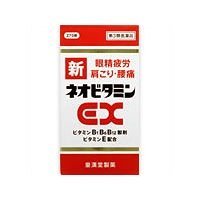 商品説明 「新ネオビタミンEX クニヒロ 270錠」は、ビタミンB1誘導体であるフルスルチアミン塩酸塩、ビタミンB6、ビタミンB12といったビタミンB群に、パントテン酸カルシウム、ビタミンE、ガンマーオリザノールを配合した製品です。ビタミンB群は、疲労回復や神経、筋肉のはたらきに重要な成分であり、またビタミンB12は眼精疲労に効果があります。さらに、パントテン酸カルシウムはエネルギーの産生や脂肪の合成・分解に重要な働きをし、ビタミンEは末梢血管の血液循環を促進するため、ビタミンB群と相互に作用して肩こり、手足のしびれを改善します。肉体疲労時のビタミンB1 B6 B12の補給に、また、肩こり、筋肉痛、さらには眼精疲労などの症状に効果をあらわします。医薬品。 使用上の注意 ■相談すること 1.次の人は、服用前に医師または薬剤師に相談してください。 医師の治療を受けている人。 2.次の場合は、直ちに服用を中止し、この添付文書を持って医師または薬剤師に相談してください。 (1)服用後、次の症状があらわれた場合 【関係部位：症状】 皮ふ：発疹・発赤、かゆみ 消化器：悪心・嘔吐、胃部不快感、口内炎 (2)1ヵ月位服用しても症状がよくならない場合 3.生理が予定より早くきたり、経血量がやや多くなったりすることがあります。出血が長く続く場合は、医師または薬剤師に相談してください。 4.次の症状があらわれることがあるので、このような症状の継続または増強が見られた場合には、服用を中止し、医師または薬剤師に相談してください 軟便、下痢、便秘 原産国 日本 効能・効果 ●次の諸症状の緩和：神経痛、筋肉痛・関節痛(腰痛、肩こり、五十肩など)、手足のしびれ、眼精疲労 「ただし、これらの症状について、1ヵ月ほど使用しても改善がみられない場合は、医師または薬剤師に相談してください。」 ●次の場合のビタミンB1 B6 B12の補給：肉体疲労時、妊娠・授乳期、病中病後の体力低下時 用法・用量 次の1回量を食後すぐに水またはお湯でかまずに服用してください。 【年齢 ： 1回量 ： 1日服用回数】 ○成人(15歳以上) ： 2-3錠 ： 1回 ○15歳未満の小児 ： 服用しないこと ■用法・用量に関連する注意 (1)定められた用法・用量を厳守してください。 成分・分量 1日量(3錠)中 ○フルスルチアミン塩酸塩(ビタミンB1誘導体) ： 109.16mg (フルスルチアミンとして 100mg) ○ピリドキシン塩酸塩(ビタミンB6) ： 100mg ○シアノコバラミン ： 1500μg ○ビタミンEコハク酸エステルカルシウム ： 103.58mg (dl-α-トコフェロールコハク酸エステルとして 100mg) ○パントテン酸カルシウム ： 30mg ○ガンマーオリザノール ： 10mg 添加物として、乳糖水和物、セルロース、メタケイ酸アルミン酸マグネシウム、クロスポビドン、ヒプロメロース、白糖、タルク、酸化チタン、アラビアゴム、ポビドン、リボフラビン、カルナウバロウ、ステアリン酸マグネシウムを含有します。 保管および取扱い上の注意 (1)直射日光の当たらない湿気の少ない涼しい所に密栓して保管してください。 (2)小児の手の届かない所に保管してください。 (3)誤用をさけ、品質を保持するために他の容器に入れかえないでください。 (4)ビンの中の詰め物は、輸送中の錠剤の破損を防止するために入れてありますので、フタをあけた後はすててください。 (5)ビンのフタのしめ方が不十分な場合、湿気などの影響で薬が変質することがありますので、服用のつどフタをよくしめてください。 (6)箱およびビンの「開封年月日」記入欄に、開封した日付を記入し、ビンを添付文書とともに箱に入れたまま保管してください。 (7)一度開封した後は、品質保持の点から6ヵ月以内に服用してください。なお使用期限を過ぎた製品は服用しないでください。 お問い合わせ先 本製品についてのご相談は、お客様相談窓口までお願い致します。 ■皇漢堂製薬 株式会社 お客様相談窓口 兵庫県尼崎市長洲本通2丁目8番27号 フリーダイヤル：0120-023520 受付時間：平日9：00-17：00(土、日、祝日を除く)リスク区分等：第3類医薬品使用期限：使用期限まで1年以上あるものをお送りします。※元々1年未満の商品やページに記載のあるものは上記の限りではありません。【ご注文前に確認ください】ご注文数量を多くいただいた場合、複数梱包となることがございます。その場合の送料は【送料単価×梱包数】を頂戴しております。また、「発送目安：約3-5営業日」とご案内しておりますが、こちらより遅れることがございます。予めご了承くださいませ。※税込5,500円以上ご購入いただいた場合の送料無料サービスは1梱包のみです。複数梱包になってしまう場合、数量に応じ送料を頂戴します。