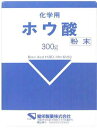 「健栄製薬 化学用ホウ酸 粉末 300g」は、ホウ酸を99.5%含む粉末です。紙箱入り、300g。【ご注文前に確認ください】ご注文数量を多くいただいた場合、複数梱包となることがございます。その場合の送料は【送料単価×梱包数】を頂戴しております。また、「発送目安：約3-5営業日」とご案内しておりますが、こちらより遅れることがございます。予めご了承くださいませ。※税込5,500円以上ご購入いただいた場合の送料無料サービスは1梱包のみです。複数梱包になってしまう場合、数量に応じ送料を頂戴します。