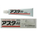 ■購入個数制限あり：1セットまで「アスター軟膏 25g」は、浸透性がよく皮膚病特有のかゆみを緩和する軟膏タイプの水虫治療薬です。チアントールを高濃度に含有。白癬菌などによる寄生性の皮膚疾患にすぐれた効きめをあらわします。 使用上の注意 ●してはいけないこと (守らないと現在の症状が悪化したり、副作用・事故が起こりやすくなります) 次の部位には使用しないでください。 (1)目や目の周囲、粘膜(たとえば、口腔、鼻腔、膣等)、陰のう、外陰部等 (2)湿疹 (3)湿潤、ただれ、亀裂や外傷のひどい患部 ●相談すること 1.次の人は使用前に医師又は薬剤師に相談してください。 (1)医師の治療を受けている人 (2)乳幼児 (3)本人又は家族がアレルギー体質の人 (4)薬によりアレルギー症状を起こしたことのある人 (5)患部が顔面又は広範囲の人 (6)患部が化膿している人 (7)「湿疹」か「いんきんたむし、みずむし、ぜにたむし」かがはっきりしない人 (陰のうにかゆみ・ただれ等の症状がある場合は、湿疹等他の原因による場合が多い) 2.次の場合は、直ちに使用を中止し、この文書を持って医師又は薬剤師に相談してください。 (1)使用後、次の症状があらわれた場合関係部位症状 皮ふ発疹・発赤、かゆみ、かぶれ、はれ、刺激等 (2)2週間位使用しても症状がよくならない場合 効能 いんきんたむし、みずむし、ぜにたむし、しらくも 用法・用量 1日数回患部によくすりこんでください。 *患部に水疱ができているようなときは、無理につぶさず、水疱の上から塗布しても充分効果が得られます。 ●用法・用量に関連する注意 (1)患部やその周囲が汚れたまま使用しないでください。 (2)目に入らないよう注意してください。万一、目に入った場合には、すぐに水又はぬるま湯で洗い、直ちに眼科医の診察を受けてください。 (3)小児に使用させる場合には、保護者の指導監督のもとに使用させてください。 (4)外用のみに使用してください。 成分・分量(100g中)・作用 成分含量作用 チアントール30.0gいんきんたむし、水虫の原因菌に対し抗菌作用を発揮します。 不快なかゆみや痛みを鎮めます。幹部の炎症を緩和します。 イオウ5.0g角質を軟化させます。 いんきんたむし、水虫の原因菌に対し、抗菌作用を発揮します。 酸化亜鉛10.0g分泌物を吸着し、患部を乾燥させ治療を促進します。 患部の炎症を緩和します。 塩酸ジフェンヒドラミン1.0g不快なかゆみや痛みを鎮めます。 塩酸ジブカイン0.1g不快なかゆみや痛みを鎮めます。 l-メントール1.5g不快なかゆみや痛みを鎮めます。 イソプロピルメチルフェノール0.3g雑菌による化膿を防ぎます。 添加物としてマイクロクリスタリンワックス、硬化油、流動パラフィン、ワセリン、ステアリルアルコール、ポリオキシエチレン硬化ヒマシ油、香料を含有。 保管及び取扱い上の注意 (1)直射日光の当たらない湿気の少ない涼しい所に密栓して保管してください。 (2)小児の手の届かない所に保管してください。 (3)誤用をさけ、品質を保持するため、他の容器に入れかえないでください。 (4)使用期限(外箱に記載)を過ぎた製品は使用しないでください。なお、使用期限内であっても開封後は品質保持の点からなるべく早く使用してください。 治療のポイント (1)清潔にして 患部やその周囲は水や低刺激性の石鹸などでよく洗って常に清潔に保ちましょう。(入浴後は皮膚がやわらかくなっていて治療効果を高めます) (2)乾燥に心がけて 白癬菌は、湿気の多い所を好みます。通気性をよくし、患部がむれないよう心掛けましょう。 (3)根気よく いんきんたむしや水虫は、再発しやすい皮膚病です。自覚症状がなくなっても、しばらくの間、使用を続けましょう。 お問い合わせ先 丹平製薬株式会社 大阪府茨木市宿久庄2丁目7番6号 お客様相談室フリーダイヤル(0120)500-461 (9：00-17：00まで、土・日・祝日を除く)リスク区分等：第2類医薬品使用期限：使用期限まで1年以上あるものをお送りします。※元々1年未満の商品やページに記載のあるものは上記の限りではありません。【ご注文前に確認ください】ご注文数量を多くいただいた場合、複数梱包となることがございます。その場合の送料は【送料単価×梱包数】を頂戴しております。また、「発送目安：約3-5営業日」とご案内しておりますが、こちらより遅れることがございます。予めご了承くださいませ。※税込5,500円以上ご購入いただいた場合の送料無料サービスは1梱包のみです。複数梱包になってしまう場合、数量に応じ送料を頂戴します。