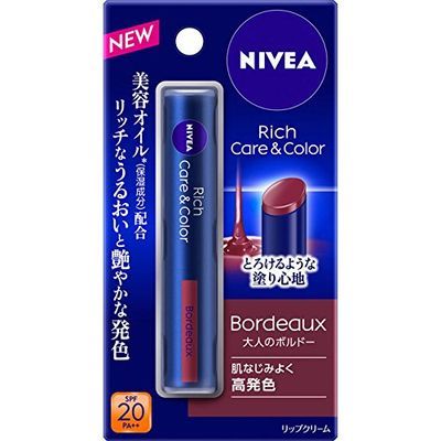 商品説明 リッチなうるおいに、透明感のある艶やかな発色 ケアしながら、色づき・艶めく、ふっくらした唇にみせる ○とろける塗り心地 荒れがちな唇にもやさしく広がってなめらかな仕上がり ○美容オイル＊（保湿成分）配合 ・マカデミアナッツオイル ・アボカドオイル ・ホホバオイル ○肌なじみよく高発色 きちんと発色しながらも、ツヤのある色づき ●無香料 ●紫外線から唇を守ります。UVカット成分配合（SPF20・PA＋＋） 表示成分 ＜成分＞ 水添ポリイソブテン、ジカプリン酸ネオペンチルグリコール、テトライソステアリン酸ペンタエリスリチル、リンゴ酸ジイソステアリル、ジフェニルシロキシフェニルトリメチコン、ポリエチレン、ヘキサヒドロキシステアリン酸ジペンタエリスリチル、ヘキサ（ヒドロキシステアリン酸／ステアリン酸／ロジン酸）ジペンタエリスリチル、メトキシケイヒ酸エチルヘキシル、ラウロイルグルタミン酸ジ（フィトステリル／オクチルドデシル）、アボカド油、ホホバ種子油、マカデミア種子油、トリイソステアリン酸ポリグリセリル-2、マイクロクリスタリンワックス、トコフェロール、t-ブチルメトキシジベンゾイルメタン、酸化鉄、硫酸Ba、黄4、赤202、ジメチコン、酸化チタン、マイカ、アルミナ、シリカ 用法・用量/使用方法 ＜使用方法＞ ◆ゆっくり回して1ミリ程※出し、軽いタッチでお使いください。とてもやわらかいリップクリームのため、出しすぎると折れて戻らなくなります。 ※1ミリは1回転した時の量です。 メーカーコメント リッチなうるおいと鮮やかな発色【ご注文前に確認ください】ご注文数量を多くいただいた場合、複数梱包となることがございます。その場合の送料は【送料単価×梱包数】を頂戴しております。また、「発送目安：約3-5営業日」とご案内しておりますが、こちらより遅れることがございます。予めご了承くださいませ。※税込3,980円以上ご購入いただいた場合の送料無料サービスは1梱包のみです。複数梱包になってしまう場合、数量に応じ送料を頂戴します。