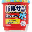 商品説明 ●水につけるだけの簡単始動 ●少ない煙でスミズミまでよく効く 効能・効果 ゴキブリ、屋内塵性ダニ類、イエダニ、ノミ、トコジラミ（ナンキンムシ）、ハエ成虫、蚊成虫の駆除 内容成分・成分量 有効成分・・・分量 メトキサジアゾン・・・6％ ペルメトリン・・・8％ 添加物として アゾジカルボンアミド、酸化亜鉛、ヒプロメロース、ソルビタン脂肪酸エステル、香料、その他1成分 用法・用量/使用方法 ＜用法・用量＞ （天井までの高さ2.5mを目安として） ○適用害虫：ゴキブリ、屋内塵性ダニ類、イエダニ、ノミ、トコジラミ（ナンキンムシ） 12.5g：6〜8畳（10〜13平方メートル）に1個 25g：12〜16畳（20〜26平方メートル）に1個 ○適用害虫：ハエ成虫、蚊成虫 12.5g：12〜24畳（20〜40平方メートル）に1個 25g：24〜48畳（40〜80平方メートル）に1個 使用方法 必ずご使用前にお読みください ○使用前に準備すること 1．部屋（窓や換気口など）を閉め切り、害虫の隠れ場所となる戸棚、引き出し、押入れなどを開放する。なお、食品、食器、おもちゃ、寝具、衣類、仏壇仏具などは直接煙が触れないように、ビニールシートや新聞紙でカバーをするか、部屋の外に出す。 2．煙が触れないようにテレビ、パソコン、オーディオ製品などの精密機器やピアノなどの楽器にはカバーをする。ディスクやテープ類は付属のケースに入れる。 3．ペット類や観賞魚、植物などは部屋の外に出す。 4．煙を感知する火災警報器、微粒子を感知するガス警報器は反応することがあるので、袋などで覆う。 火災警報器、ガス警報器の取扱いについては、付属の説明書をよく読みご使用ください。 他の対処法 取り外す プラグを抜く 使用後は必ず元に戻してください ○水ではじめるバルサンを始める 1．フタを外し、天面のシールをはがす。金属缶の入ったアルミ袋、添付文書、警報器カバーを取り出す。 ※アルミ袋は使用直前に開封してください。 2．水をプラスチック容器の黒破線のところまで正しく入れる。 ※水を入れ過ぎたり、水が少ないと効果に影響を与えることがあります。 水を入れたプラスチック容器を部屋の床面のほぼ中央に置く。 アルミ袋を開け、金属缶を取り出し、↑が上になるように水に浸してフタをはめる。 3．約30秒後に約20〜30秒間勢いよく煙が出る。（その後徐々に弱まり、約8分間続く） 煙が出始めたら部屋の外に出て、2〜3時間またはそれ以上、そのまま部屋を閉め切る。 ※まれに熱によってフタ、プラスチック容器が変形することがありますが、安全性、有効性等の品質に影響はありません。 ○使用後に行うこと 1．所定時間部屋を閉め切った後、煙を吸い込まないようにして窓や扉を開放し、充分に換気してから中に入る。 2．部屋の床は駆除した害虫を除去するため、掃除機をかける。 3．食器などが煙に触れた場合は、水洗いしてから使う。 4．使用後の容器は、各自治体の廃棄方法に従って捨てる。 ※屋内塵性ダニ類は死骸もアレルギーの原因になると言われています。 バルサンをした後、畳・カーペットのダニは掃除機をかけ取り除きましょう。 寝具類のダニ退治には、天日干し後、入念に掃除機をかけるか、クリーニングをおすすめします。 ○お部屋を閉め切る時間 ゴキブリ、屋内塵性ダニ類、イエダニ、ノミ、トコジラミ（ナンキンムシ）の駆除：2〜3時間 またはそれ以上 ハエ成虫、蚊成虫の駆除：30〜60分間 またはそれ以上 消費者相談窓口 会社名：レック株式会社 住所：〒104−0031 東京都中央区京橋2−1−3 問合せ先 TEL：03−6661−9941 受付時間：平日9：00〜16：00 使用期限：使用期限まで1年以上あるものをお送りします。 ※元々1年未満の商品やページに記載のあるものは上記の限りではありません。【ご注文前に確認ください】ご注文数量を多くいただいた場合、複数梱包となることがございます。その場合の送料は【送料単価×梱包数】を頂戴しております。また、「発送目安：約3-5営業日」とご案内しておりますが、こちらより遅れることがございます。予めご了承くださいませ。※税込5,500円以上ご購入いただいた場合の送料無料サービスは1梱包のみです。複数梱包になってしまう場合、数量に応じ送料を頂戴します。