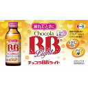 商品説明 疲れたときに 1びん4.8kcal 勉強、スポーツ、仕事、家事などの“ちょっとした疲れ”に 脂肪の代謝を助けエネルギーにかえるビタミンB2配合 ビタミンB2 アミノ酸 効能・効果 ●体力、身体抵抗力又は集中力の維持・改善 ●疲労の回復・予防 ●日常生活における栄養不良に伴う身体不調の改善・予防：疲れやすい・疲れが残る・体力がない・身体が重い・身体がだるい、肌の不調（肌荒れ・肌の乾燥） ●病中病後の体力低下時、発熱を伴う消耗性疾患時、食欲不振時、妊娠授乳期又は産前産後等の栄養補給 表示成分 ＜成分＞ 1瓶（100mL）中 ビタミンB2リン酸エステル・・・15mg ビタミンB6・・・10mg ビタミンB1硝酸塩・・・5mg ニコチン酸アミド・・・20mg タウリン・・・500mg グリシン・・・50mg L-アルギニン塩酸塩・・・100mg L-リシン塩酸塩・・・100mg 無水カフェイン・・・50mg 添加物として、安息香酸Na、エタノール（0.1mL以下）、クエン酸、グリセリン、香料、アセスルファムK、エリスリトール、スクラロース、ステビア抽出物、没食子酸プロピル、DL-リンゴ酸 用法・用量/使用方法 ＜用法・用量＞ 成人（15歳以上）は、1日1回1瓶（100mL）を服用してください。【ご注文前に確認ください】ご注文数量を多くいただいた場合、複数梱包となることがございます。その場合の送料は【送料単価×梱包数】を頂戴しております。また、「発送目安：約3-5営業日」とご案内しておりますが、こちらより遅れることがございます。予めご了承くださいませ。※税込5,500円以上ご購入いただいた場合の送料無料サービスは1梱包のみです。複数梱包になってしまう場合、数量に応じ送料を頂戴します。