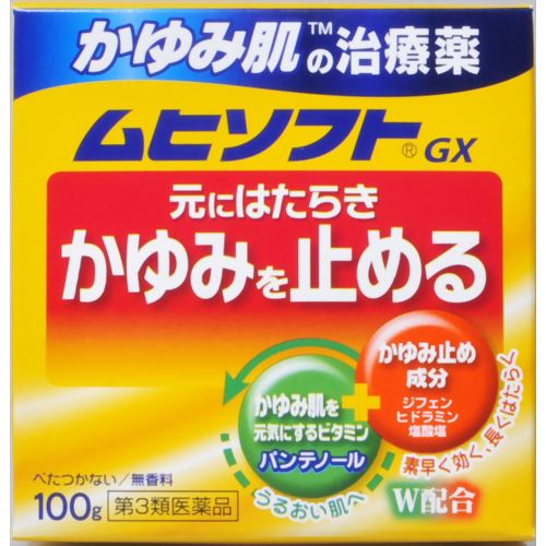 【商品説明】 「かゆみ肌の治療薬 ムヒソフトGX 100g」は、かゆみ肌修復補助成分のパンテノールと、かゆみ止め成分の塩酸ジフェンヒドラミンを配合。乾皮症・乾燥によるかゆみに優れた効き目がある、クリームタイプの皮膚の薬です。 のびがよくべたつかない、塗り心地のよいクリームです。保温性基剤成分が、かさついてかゆいお肌をなめらかにします。しみる事がなく、顔にも使えます。お子様用としてもお使い頂けます。尿素は配合されていません。医薬品。 使用上の注意 相談すること 1、次の人は使用前に医師又は薬剤師に相談してください (1)医師の治療を受けている人。 (2)本人又は家族がアレルギー体質の人。 (3)薬や化粧品等によりアレルギー症状(発疹・発赤、かゆみ、かぶれ等)を起こしたことがある人。 (4)湿潤やただれのひどい人。 2、次の場合は、直ちに使用を中止し、この説明文書をもって医師又は薬剤師に相談してください (1)使用後、次の症状があらわれた場合。 関係部位　症状 皮ふ　　　　発疹・発赤、かゆみ、はれ (2)5-6日間使用しても症状がよくならない場合。 効能・効果 かゆみ、皮ふ炎、かぶれ、しっしん、じんましん、あせも、しもやけ、虫さされ、ただれ リスク区分等：第3類医薬品使用期限：使用期限まで1年以上あるものをお送りします。※元々1年未満の商品やページに記載のあるものは上記の限りではありません。【ご注文前に確認ください】ご注文数量を多くいただいた場合、複数梱包となることがございます。その場合の送料は【送料単価×梱包数】を頂戴しております。また、「発送目安：約3-5営業日」とご案内しておりますが、こちらより遅れることがございます。予めご了承くださいませ。※税込5,500円以上ご購入いただいた場合の送料無料サービスは1梱包のみです。複数梱包になってしまう場合、数量に応じ送料を頂戴します。