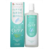 商品説明 「メニコン O2ケア ハードレンズ用洗浄・保存液 240ml」は、酸素透過性ハードコンタクトレンズ用の洗浄・保存液です。高い洗浄力と優れた使い心地で毎日のケアを快適にします。*酸素透過性ハードコンタクトレンズには、タンパク洗浄が必要です。メニコンプロテオフまたはメニコンプロージェントなど、たんぱく除去用品をご使用ください。 使用方法(プロテオフ使用の場合) つけおき洗い (1)本液を9分目まで入れたレンズケースにプロテオフをレンズ1枚につき1滴入れ、レンズを収納します。 (2)一晩(2時間以上)保存してください。 レンズをはめる (4)レンズホルダーごと、水道水(流水、以下同じ)ですすぎます。 (5)レンズを取り出し、本液で十分にこすり洗いしてください。 (6)再度レンズをホルダーに収納し、水道水でよくすすいでから眼に装着してください。 使用上の注意 ●ご使用前には、表示事項を必ずお読みください。●取扱方法を誤るとレンズが装用できなくなるばかりか、眼に障害を起こす場合があります。少しでも異常を感じたら直ちに眼科医の診察を受けてください。●ソフトコンタクトレンズには使用できません。●レンズのご使用は、レンズの添付文書に従ってください。●点眼・服用しないでください。●直射日光を避け、冷暗所(冷蔵庫など)に凍結を避けて保管してください。●小さなお子さまの手の届かないところに保管してください。●レンズ装用中、眼や皮ふに異常を感じた場合は、レンズと本液の使用を中止し、医師に相談してください。●開封後はキャップをしっかりしめて保管し、できるだけ早めに使用してください。 主成分 陰イオン界面活性剤 非イオン界面活性剤【ご注文前に確認ください】ご注文数量を多くいただいた場合、複数梱包となることがございます。その場合の送料は【送料単価×梱包数】を頂戴しております。また、「発送目安：約3-5営業日」とご案内しておりますが、こちらより遅れることがございます。予めご了承くださいませ。※税込5,500円以上ご購入いただいた場合の送料無料サービスは1梱包のみです。複数梱包になってしまう場合、数量に応じ送料を頂戴します。