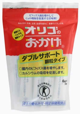 「オリゴのおかげ ダブルサポート 顆粒 6g×15本」は、乳果オリゴ糖を主成分としたオリゴのおかげは、腸内のビフィズス菌を増やす食品です。砂糖に近い甘味がありますが、カロリーは砂糖の約半分です。そのままでお召し上がりいただくと、少しだけヨーグルトの味がします。さらりとした顆粒ですのでコーヒーや紅茶に入れますと、おいしくお召し上がりいただけます。また、低カロリーで栄養素として分解されません。 乳果オリゴ糖とは 乳果オリゴ糖は、牛乳とサトウキビから生まれたビフィズス活性甘味料です。甘味度もオリゴ糖の中では高い方で、食品へ使用すると砂糖に近い甘みがあり、素材の風味が向上します。カロリーは砂糖の約半分で消化性が低く低エネルギーの糖類です。難消化性のため大腸まで達し、ビフィズス菌の栄養源になるので、ビフィズス菌を増殖させる働きをもっています。 おなかの調子を整えるとは おなかの調子を整える（特定保健用食品）は、「オリゴ糖類（キシロオリゴ糖、大豆オリゴ糖、フラクトオリゴ糖、ガラクトオリゴ糖、イソマルトオリゴ糖、乳果オリゴ糖、コーヒー豆マンノオリゴ糖、ラフィノース）を含む食品」、「乳酸菌類を含む食品」、「食物繊維類（難消化性デキストリン、サイリウム種皮、低分子化アルギン酸ナトリウム、グアーガム分解物）を含む食品」などの成分により、毎日規則正しく排泄されるよう、また腸内の環境が健康に保たれるようにしてくれます。多量摂取により疾病が治癒したり、より健康が増進するものではありません。 オリゴ糖とは オリゴ糖は糖質のひとつで、単糖が2個ないし数個結合した少糖類のことをいいます。オリゴ糖はビフィズス菌などの有用菌の栄養源となります。 特定保健用食品(トクホ)全部とは 特定保健用食品は、個別の食品ごとに提出されたデータに基づき、その有効性や安全性について国が審査を行い、科学的な根拠の存在が確認された範囲内で、特定の保健の用途を表示することについての許可を与える食品です。 賞味期限等の表記について パッケージに記載。【ご注文前に確認ください】ご注文数量を多くいただいた場合、複数梱包となることがございます。その場合の送料は【送料単価×梱包数】を頂戴しております。また、「発送目安：約3-5営業日」とご案内しておりますが、こちらより遅れることがございます。予めご了承くださいませ。※税込5,500円以上ご購入いただいた場合の送料無料サービスは1梱包のみです。複数梱包になってしまう場合、数量に応じ送料を頂戴します。