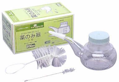 商品説明 寝たままでもラクにお薬が飲める薬のみ器です。キャップとのみ口の部分には、抗菌剤を配合しました。材質はポリカーボネートで、煮沸消毒ができます。洗浄しやすい大小2種類の専用ブラシ付き。 サイズ(外装):82×80×170(mm) 材質:キャップ：ポリプロピレン（抗菌剤配合）吸口：スチレン・プタジエン コポリマー（抗菌剤配合）本体：ポリカーボネートブラシ：ナイロン 原産国:タイ【ご注文前に確認ください】ご注文数量を多くいただいた場合、複数梱包となることがございます。その場合の送料は【送料単価×梱包数】を頂戴しております。また、「発送目安：約3-5営業日」とご案内しておりますが、こちらより遅れることがございます。予めご了承くださいませ。※税込5,500円以上ご購入いただいた場合の送料無料サービスは1梱包のみです。複数梱包になってしまう場合、数量に応じ送料を頂戴します。