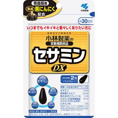 商品説明 青森県産熟成黒にんにく配合 いつまでもイキイキと若々しくありたい方に 着色料、香料、保存料、すべて無添加 信頼への全成分表示 製造時、一日目安量あたりの含有量 セサミン 10.0mg 熟成黒にんにく 100.0mg 黒大豆ポリフェノール 8.4mg ビタミンE含有植物油（ビタミンE55mg含有） 82.0mg ビタミンB1 1.4mg 菜種油 342.6mg グリセリン脂肪酸エステル 30.0mg デキストリン 1.6mg カプセル被包材・ゼラチン、グリセリン 表示成分 ＜原材料＞ 菜種油、ゼラチン、発酵黒にんにく、ビタミンE含有植物油、セサミン（ごまを含む）、黒大豆ポリフェノール、デキストリン／グリセリン、グリセリン脂肪酸エステル、ミツロウ、ビタミンB1 ＜栄養成分表示＞ 1日目安量（2粒）あたり エネルギー・・・6.3kcal たんぱく質・・・0.34g 脂質・・・0.47g 炭水化物・・・0.18g 食塩相当量・・・0〜0.0036g ビタミンB1・・・1.4mg ビタミンE・・・55.0mg セサミン・・・10mg 用法・用量/使用方法 ＜食べ方＞ 栄養補助食品として1日2粒を目安に、かまずに水またはお湯とともにお召し上がりください。 ●短期間に大量に摂ることは避けてください。 ＜1日当りの摂取量の目安＞ 2粒【ご注文前に確認ください】ご注文数量を多くいただいた場合、複数梱包となることがございます。その場合の送料は【送料単価×梱包数】を頂戴しております。また、「発送目安：約3-5営業日」とご案内しておりますが、こちらより遅れることがございます。予めご了承くださいませ。※税込5,500円以上ご購入いただいた場合の送料無料サービスは1梱包のみです。複数梱包になってしまう場合、数量に応じ送料を頂戴します。