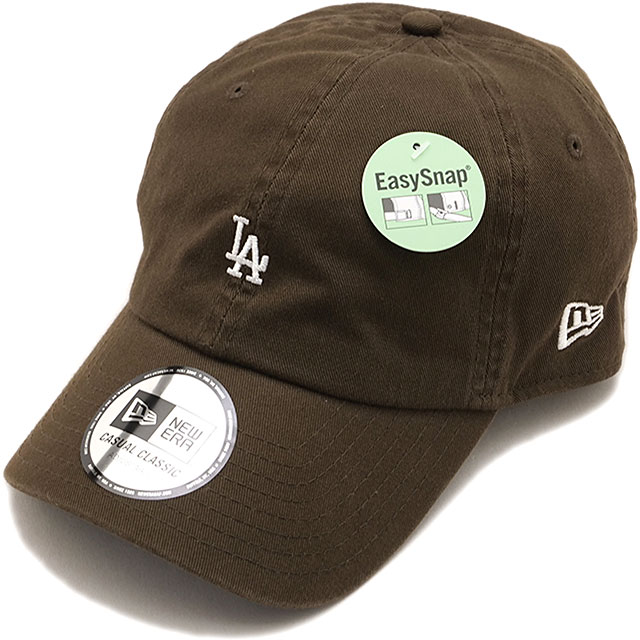 [ ブランド ] ニューエラ　NEW ERA [ ジャンル ] 帽子／キャップ [ 素　 材 ] 綿 [ 原産国 ] 中国 シンプルに魅せる、ミニマルなロゴデザイン ニューエラは米国で1920年に設立されたスポーツ・ライフスタイルブランドです。MLB（メジャーリーグベースボール）唯一の公式選手用キャップサプライヤーであり、新しいスタイル、カテゴリーの商品を生み続けることで、ファッション・カルチャーの領域でも高い支持を受けています。 コンパクトサイズにアレンジしたロゴが印象的な「Casual Classic」。フロントにはロサンゼルス・ドジャースの刺繍ロゴを配置し、シンプルながらも存在感のあるデザインに仕上げています。程よいカジュアル感とミニマルなロゴ表現が特徴で、デイリースタイルに自然に馴染むアイテムです。柔らかな被り心地で、気軽に取り入れやすいベーシックキャップとして幅広いコーディネートに対応します。さりげないロゴデザインが、スタイリングに程よいアクセントをプラスする一品です。 NEWERA ニューエラ CasualClassic 帽子 キャップ cap 綿・コットン MLB（メジャーリーグ・アメリカ） ロサンゼルス・ドジャース フリーサイズ スナップボタン イージースナップ アジャスタブル カジュアル ストリート シンプル 無地 ロゴ ワンポイント 刺繍 アウトドア レジャー キャンプ タウンユース ギフト プレゼント メンズ レディース ユニセックス 茶色 ブラウン 製造国:中国 ※在庫の管理には万全を期しておりますが、実店舗との在庫共有や仕入先様在庫状況の変化により売り違いが発生してしまう場合もございます。誠に恐れ入りますがご理解の上、ご了承下さい。 関連アイテムニューエラ NEW ERA カジュアルクラシッ4,620円ニューエラ NEW ERA カジュアルクラシッ4,620円ニューエラ NEW ERA カジュアルクラシッ4,620円ニューエラ NEW ERA カジュアルクラシッ4,620円ニューエラ NEW ERA カジュアルクラシッ4,620円ニューエラ NEW ERA 9THIRTY ロ4,620円ニューエラ NEW ERA 9THIRTY ロ4,620円ニューエラ NEW ERA カジュアルクラシッ4,620円ニューエラ NEW ERA カジュアルクラシッ4,620円2026/08/26 更新 ニューエラ | NEW ERA 当店はニューエラ正規取扱店です。ご安心してショッピングをお楽しみください。 商品情報 [ ブランド ] ニューエラ　NEW ERA [ ジャンル ] 帽子／キャップ [ 素　 材 ] 綿 [ 原産国 ] 中国 シンプルに魅せる、ミニマルなロゴデザイン ニューエラは米国で1920年に設立されたスポーツ・ライフスタイルブランドです。MLB（メジャーリーグベースボール）唯一の公式選手用キャップサプライヤーであり、新しいスタイル、カテゴリーの商品を生み続けることで、ファッション・カルチャーの領域でも高い支持を受けています。 コンパクトサイズにアレンジしたロゴが印象的な「Casual Classic」。フロントにはロサンゼルス・ドジャースの刺繍ロゴを配置し、シンプルながらも存在感のあるデザインに仕上げています。程よいカジュアル感とミニマルなロゴ表現が特徴で、デイリースタイルに自然に馴染むアイテムです。柔らかな被り心地で、気軽に取り入れやすいベーシックキャップとして幅広いコーディネートに対応します。さりげないロゴデザインが、スタイリングに程よいアクセントをプラスする一品です。 NEWERA ニューエラ CasualClassic 帽子 キャップ cap 綿・コットン MLB（メジャーリーグ・アメリカ） ロサンゼルス・ドジャース フリーサイズ スナップボタン イージースナップ アジャスタブル カジュアル ストリート シンプル 無地 ロゴ ワンポイント 刺繍 アウトドア レジャー キャンプ タウンユース ギフト プレゼント メンズ レディース ユニセックス 茶色 ブラウン 製造国:中国 ※在庫の管理には万全を期しておりますが、実店舗との在庫共有や仕入先様在庫状況の変化により売り違いが発生してしまう場合もございます。誠に恐れ入りますがご理解の上ご了承下さい。