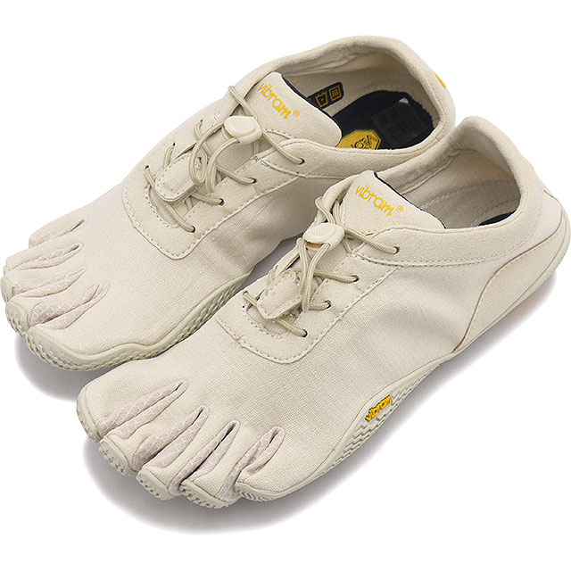 [ ブランド ] ビブラム ファイブフィンガーズ　vibram fivefingers [ ジャンル ] 5本指シューズ／ベアフット [ 素　 材 ] アッパー：Polyester Hemp Mesh material 中敷き：Canvas sockliner ソール：3mm Rubber Vibram N-OIL VibramFivefingersのサステイナブルモデルから新色登場！ 『Vibram FiveFingers（ビブラムファイブフィンガーズ）』は、1936年に最初の登山用のゴム底を発明したVibram社（ビブラム社）の創設者の、ヴィターレ・ブラマーニの孫であるマルコ・ブラマーニに提案された新感覚シューズです。山への情熱ではなく、海への情熱を燃やすマルコ・ブラマーニは、地下足袋のようで第二の皮膚のような感覚の靴のアイデアに魅了され、この5本指シューズを考案しました。 裸足に近いこのビブラムの5本指シューズは、5本の指が自由に動き裸足と同じ開放的な気持ちよさを感じる事ができます。また様々なスポーツ、エクササイズや遊びの中で、裸足と同じような無理のない自然な動きによって、バランス感覚や敏捷性が高まり、足腰の強化が期待できます。 環境に配慮し、Vibram Fivefingersのミニマリズムを踏襲した快適なカジュアルモデル『KSO ECO』。ヴィブラム社の革新的なアウトソール「N-Oil」を使った初めてのモデルで、90％以上が天然素材から作られています。このソールは耐久性だけではなく、柔軟性とグリップ力を併せ持ち、着色も100％天然の顔料を使用。持続可能性をコンセプトに作られた麻のアッパーは柔らかく、フィット感がとても高くなっており、3mmのアウトソールは地面を良く感じることが出来ます。軽量で通気性に優れた『KSO ECO』は、日常的な使用にも最適ですが、トレーニングやトレイルなどでもお使いいただけます！ ※こちらのモデルは小さめに作られていますので、1サイズ大きいサイズがおすすめです。 靴/シューズ/フットウェア/shoes/sneaker/footwear/五本指シューズ/フィットネス/トレーニング/ウィメンズ ※在庫の管理には万全を期しておりますが、実店舗との在庫共有や仕入先様在庫状況の変化により売り違いが発生してしまう場合もございます。誠に恐れ入りますがご理解の上、ご了承下さい。 関連アイテムビブラムファイブフィンガーズ Vibram F20,900円～ビブラムファイブフィンガーズ Vibram F18,700円～ビブラムファイブフィンガーズ Vibram F20,900円～ビブラムファイブフィンガーズ Vibram F23,650円～ビブラムファイブフィンガーズ Vibram F20,900円～ビブラムファイブフィンガーズ レディース Vi18,700円～ビブラムファイブフィンガーズ Vibram F17,600円～ビブラムファイブフィンガーズ Vibram F17,600円～ビブラムファイブフィンガーズ Vibram F23,650円～新着アイテム2024/5/20 返品送料無料 ハンター HUNTER ユニセ20,900円～2024/5/20 返品送料無料 ハンター HUNTER ユニセ20,900円～2024/5/20エクストララージ XLARGE メンズ オール5,500円～2024/5/20エクストララージ XLARGE メンズ オール5,500円～2024/5/20ナンガ NANGA ガーシーキーホルダー G990円2024/5/20エックスガール X-girl レディース フェ5,500円2024/05/20 更新 ビブラムファイブフィンガーズ | vibram fivefingers 当店はビブラムファイブフィンガーズ正規取扱店です。ご安心してショッピングをお楽しみください。 商品情報 [ ブランド ] ビブラム ファイブフィンガーズ　vibram fivefingers [ ジャンル ] 5本指シューズ／ベアフット [ 素　 材 ] アッパー：Polyester Hemp Mesh material 中敷き：Canvas sockliner ソール：3mm Rubber Vibram N-OIL VibramFivefingersのサステイナブルモデルから新色登場！ 『Vibram FiveFingers（ビブラムファイブフィンガーズ）』は、1936年に最初の登山用のゴム底を発明したVibram社（ビブラム社）の創設者の、ヴィターレ・ブラマーニの孫であるマルコ・ブラマーニに提案された新感覚シューズです。山への情熱ではなく、海への情熱を燃やすマルコ・ブラマーニは、地下足袋のようで第二の皮膚のような感覚の靴のアイデアに魅了され、この5本指シューズを考案しました。 裸足に近いこのビブラムの5本指シューズは、5本の指が自由に動き裸足と同じ開放的な気持ちよさを感じる事ができます。また様々なスポーツ、エクササイズや遊びの中で、裸足と同じような無理のない自然な動きによって、バランス感覚や敏捷性が高まり、足腰の強化が期待できます。 環境に配慮し、Vibram Fivefingersのミニマリズムを踏襲した快適なカジュアルモデル『KSO ECO』。ヴィブラム社の革新的なアウトソール「N-Oil」を使った初めてのモデルで、90％以上が天然素材から作られています。このソールは耐久性だけではなく、柔軟性とグリップ力を併せ持ち、着色も100％天然の顔料を使用。持続可能性をコンセプトに作られた麻のアッパーは柔らかく、フィット感がとても高くなっており、3mmのアウトソールは地面を良く感じることが出来ます。軽量で通気性に優れた『KSO ECO』は、日常的な使用にも最適ですが、トレーニングやトレイルなどでもお使いいただけます！ ※こちらのモデルは小さめに作られていますので、1サイズ大きいサイズがおすすめです。 靴/シューズ/フットウェア/shoes/sneaker/footwear/五本指シューズ/フィットネス/トレーニング/ウィメンズ ※在庫の管理には万全を期しておりますが、実店舗との在庫共有や仕入先様在庫状況の変化により売り違いが発生してしまう場合もございます。誠に恐れ入りますがご理解の上ご了承下さい。 ■サイズ表記に関する注意点現在お客様より「販売ページのcm表記 [例：W36（22.5cm）] と本体・箱記載のcm表記が異なっているが、誤納品ではないか」というお声を多数いただいております。注文時のEUサイズ表記 [例：W36] と箱記載のEUサイズが合っていれば、誤納品ではございません。予めご了承いただけますようお願いいたします。Vibram社の提示するサイズ（本体・箱に表記）はEU基準で設けられているため、cm表記が曖昧で日本人の足のサイズに合わない場合があるというのが現状です。その故、国内正規メーカー独自でcm表記を設け、より適性に近い値を販売ページに表記しております。ご購入の際は販売ページのサイズ表記をご参照ください。なお測定方法ですが、裸足になって踵から一番長い指先までの長さを測ります。その長さに0.7〜1cm足したものに近い数値のサイズをお選びください。