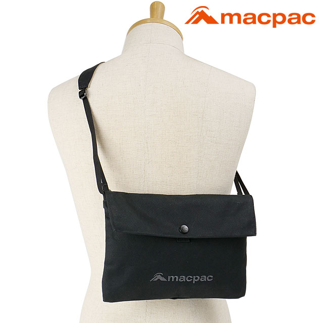 [ ブランド ] マックパック　macpac [ ジャンル ] ショルダーバッグ／サコッシュ [ 素　 材 ] AZTEC ECO canvas [ サイズ ] W26×H18（cm）　2.5リットル ※カタログ表記サイズの為、実寸とは値が異なる場合がございます。 アクティブなシーンに最適な薄くて軽いmacpacのサコッシュ！ 『macpac（マックパック）』は冒険心を持つ人々のニーズに適うギアブランドとして、1973年に創業しました。標高3000メートルを越える起伏に富んだ山々、長いものでは3カ月以上にも及ぶロングトラック…。世界的に見てもこの上ない環境をテストフィールドとし、また40年以上もの歳月の中でユーザーからのフィードバックによって改良を重ねてきたその蓄積が、macpacを地球上ほとんどのアウトドア環境で幅広く通用するようなギアへと磨き上げてきたのです。そして現在もその質に対する追求は続いています。 2段階のフラップボタンがクラシックな雰囲気を演出するmacpacのサコッシュです。コンパクトな見た目ながら、カラビナなどが下げられるループ、キークリップなど機能は充実。ショルダーストラップを外せば、単体ポーチとして使用できます。活動の邪魔をしないシンプルなデザインと軽さが魅力。日常のちょっとしたお出かけから、フェス、アウトドア、旅行、サイクリングなど幅広いシーンで活躍するアイテムをぜひご活用ください。 ■AZTEC ECO 「AZTEC ECO」は摩耗に強いオーガニックコットンと、腐食に強いポリエステルの混紡糸を織り合わせたハイブリッド素材。この生地専用に設計された織機によって、高密度にしっかり織り上げた後、防水液を浸透させることで、2つの素材の長所をより高めた強靭な生地が生まれました。 かばん/鞄/バッグ/bag/ショルダーバッグ/サコッシュ/アウトドア/ハイキング/ウォーキング/サイクリング/フェス/イベント/黒/ブラック/メンズ/レディース ※在庫の管理には万全を期しておりますが、実店舗との在庫共有や仕入先様在庫状況の変化により売り違いが発生してしまう場合もございます。誠に恐れ入りますがご理解の上、ご了承下さい。 関連アイテムマックパック macpac バンバックL 46,792円マックパック macpac ツイ 20.5L16,720円マックパック macpac ライトアルプショル7,315円マックパック macpac リュック カウリ 19,800円グラナイトギア GRANITE GEAR ハイ4,950円～チャムス CHUMS ツーネックドショルダース3,960円～マムート MAMMUT エクセロン サコッシュ5,643円カリマー Karrimor デュアル サコッシ4,620円プーマ PUMA 2L ミニショルダー メン5,500円新着アイテム2024/5/31コンバース CONVERSE メンズ オールス16,830円～2024/5/30ビルケンシュトック BIRKENSTOCK サ12,100円～2024/5/30ビルケンシュトック BIRKENSTOCK サ12,100円～2024/5/30メレル ムートピアレース メンズ MERREL13,200円～2024/5/30メレル ムートピアレース メンズ MERREL13,200円～2024/5/30ビルケンシュトック BIRKENSTOCK サ16,500円～2024/05/31 更新 マックパック | macpac 当店はマックパック正規取扱店です。ご安心してショッピングをお楽しみください。 商品情報 [ ブランド ] マックパック　macpac [ ジャンル ] ショルダーバッグ／サコッシュ [ 素　 材 ] AZTEC ECO canvas [ サイズ ] W26×H18（cm）　2.5リットル ※カタログ表記サイズの為、実寸とは値が異なる場合がございます。 アクティブなシーンに最適な薄くて軽いmacpacのサコッシュ！ 『macpac（マックパック）』は冒険心を持つ人々のニーズに適うギアブランドとして、1973年に創業しました。標高3000メートルを越える起伏に富んだ山々、長いものでは3カ月以上にも及ぶロングトラック…。世界的に見てもこの上ない環境をテストフィールドとし、また40年以上もの歳月の中でユーザーからのフィードバックによって改良を重ねてきたその蓄積が、macpacを地球上ほとんどのアウトドア環境で幅広く通用するようなギアへと磨き上げてきたのです。そして現在もその質に対する追求は続いています。 2段階のフラップボタンがクラシックな雰囲気を演出するmacpacのサコッシュです。コンパクトな見た目ながら、カラビナなどが下げられるループ、キークリップなど機能は充実。ショルダーストラップを外せば、単体ポーチとして使用できます。活動の邪魔をしないシンプルなデザインと軽さが魅力。日常のちょっとしたお出かけから、フェス、アウトドア、旅行、サイクリングなど幅広いシーンで活躍するアイテムをぜひご活用ください。 ■AZTEC ECO 「AZTEC ECO」は摩耗に強いオーガニックコットンと、腐食に強いポリエステルの混紡糸を織り合わせたハイブリッド素材。この生地専用に設計された織機によって、高密度にしっかり織り上げた後、防水液を浸透させることで、2つの素材の長所をより高めた強靭な生地が生まれました。 かばん/鞄/バッグ/bag/ショルダーバッグ/サコッシュ/アウトドア/ハイキング/ウォーキング/サイクリング/フェス/イベント/黒/ブラック/メンズ/レディース ※在庫の管理には万全を期しておりますが、実店舗との在庫共有や仕入先様在庫状況の変化により売り違いが発生してしまう場合もございます。誠に恐れ入りますがご理解の上ご了承下さい。