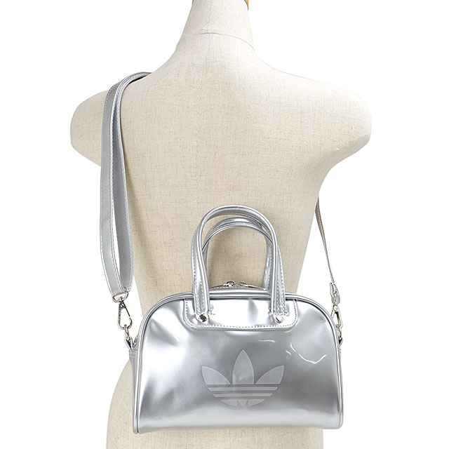 アディダス オリジナルス adidas Originals レディース アディカラー ミニ ボーリングバッグ [MBH67/KD7839 SS26] ADICOLOR MINI BOWLING BAG ミニショルダーバッグ 小さめ シルバーメタリック 正規取扱店