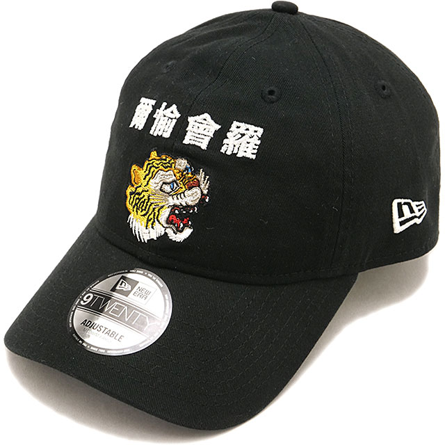 [ ブランド ] ニューエラ　NEW ERA [ ジャンル ] 帽子／キャップ [ 素　 材 ] 綿 [ 原産国 ] 中国 ニューエラ×KANSAI YAMAMOTO コラボコレクション！ ニューエラは米国で1920年に設立されたスポーツ・ライフスタイルブランドです。MLB（メジャーリーグベースボール）唯一の公式選手用キャップサプライヤーであり、新しいスタイル、カテゴリーの商品を生み続けることで、ファッション・カルチャーの領域でも高い支持を受けています。 山本寛斎（1944-2020）が創設した日本を代表するファッションブランドとニューエラのコラボコレクション。既成概念にとらわれないアヴァンギャルドなデザインが特徴の『KANSAI YAMAMOTO』。シルエットは、6枚パネルから構成される浅めのクラウンと芯のないフロントパネルが特徴で、柔らかなフィット感をお楽しみいただける定番モデル『9TWENTY』。リアのアジャスターでサイズ調節が可能です。インパクトのあるデザインが目を惹く、コラボならではのスペシャルなアイテムをぜひお楽しみください！ 帽子 キャップ cap ニューエラ 綿・コットン ベースボールキャップ カーブドバイザー ストラップバックキャップ メンズ レディース アメカジ カジュアル ストリート スポーティ モード 山本寛斎 デザイナー コラボ 刺繍 文字 虎 タイガー 無地 ブラック 黒 製造国:中国 ※在庫の管理には万全を期しておりますが、実店舗との在庫共有や仕入先様在庫状況の変化により売り違いが発生してしまう場合もございます。誠に恐れ入りますがご理解の上、ご了承下さい。 関連アイテムニューエラ キャップ NEW ERA CAP 4,620円ニューエラ キャップ NEW ERA CAP 4,620円ニューエラ キャップ NEW ERA CAP 6,380円ニューエラ キャップ NEW ERA CAP 6,600円ニューエラ キャップ NEW ERA CAP 6,600円ニューエラ キャップ NEW ERA CAP 4,950円ニューエラ キャップ NEW ERA CAP 4,950円ニューエラ キャップ NEW ERA CAP 4,620円ニューエラ キャップ NEW ERA CAP 4,950円2026/05/01 更新 ニューエラ | NEW ERA 当店はニューエラ正規取扱店です。ご安心してショッピングをお楽しみください。 商品情報 [ ブランド ] ニューエラ　NEW ERA [ ジャンル ] 帽子／キャップ [ 素　 材 ] 綿 [ 原産国 ] 中国 ニューエラ×KANSAI YAMAMOTO コラボコレクション！ ニューエラは米国で1920年に設立されたスポーツ・ライフスタイルブランドです。MLB（メジャーリーグベースボール）唯一の公式選手用キャップサプライヤーであり、新しいスタイル、カテゴリーの商品を生み続けることで、ファッション・カルチャーの領域でも高い支持を受けています。 山本寛斎（1944-2020）が創設した日本を代表するファッションブランドとニューエラのコラボコレクション。既成概念にとらわれないアヴァンギャルドなデザインが特徴の『KANSAI YAMAMOTO』。シルエットは、6枚パネルから構成される浅めのクラウンと芯のないフロントパネルが特徴で、柔らかなフィット感をお楽しみいただける定番モデル『9TWENTY』。リアのアジャスターでサイズ調節が可能です。インパクトのあるデザインが目を惹く、コラボならではのスペシャルなアイテムをぜひお楽しみください！ 帽子 キャップ cap ニューエラ 綿・コットン ベースボールキャップ カーブドバイザー ストラップバックキャップ メンズ レディース アメカジ カジュアル ストリート スポーティ モード 山本寛斎 デザイナー コラボ 刺繍 文字 虎 タイガー 無地 ブラック 黒 製造国:中国 ※在庫の管理には万全を期しておりますが、実店舗との在庫共有や仕入先様在庫状況の変化により売り違いが発生してしまう場合もございます。誠に恐れ入りますがご理解の上ご了承下さい。