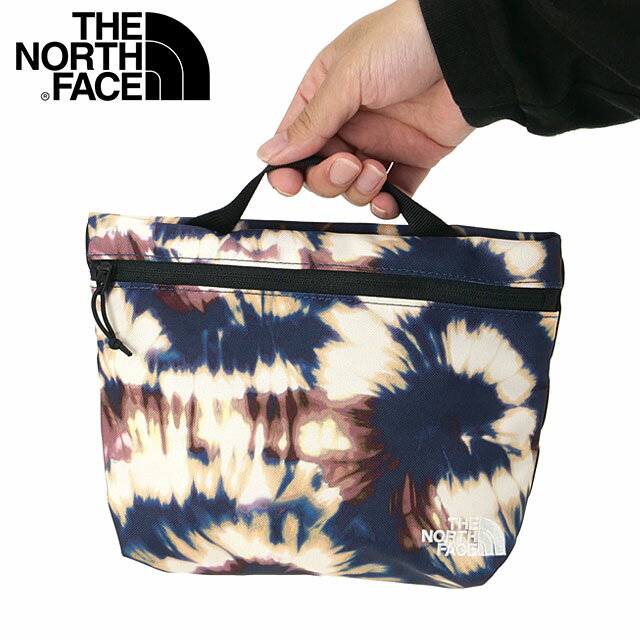 [ ブランド ] ザ・ノースフェイス　THE　NORTH　FACE [ ジャンル ] ポーチ [ 素　 材 ] 600Dリサイクルポリエステル100％ [ 原産国 ] ベトナム [ サイズ ] W21.5×H15.5×D4.5（cm）　重量：約75g ※カタログ表記サイズの為、実寸とは値が異なる場合がございます。 一枚布から生まれた、自由に使える大型ポーチ 1968年にサンフランシスコで産声を上げた『THE NORTH FACE』。当初は小さなメーカーでしたが、まもなく発売したスリーピングバッグにより高い信頼を獲得するようになり、製品づくりを通してアウトドアの限界点を高めてきました。「自然を模倣するのではなく、自然に存在する複数の原理間の相互作用を調整し、これまでにない新しい機能を引き出す」という“デザインサイエンス”の理念は、今もブランドの根底に息づいています。次の世代に正しい自然との関わり方、人との関わり方、ものを大事にする気持ちを伝えて行くこと。それが『THE NORTH FACE』のミッションです。 ファスナーポケットとスナップボタン付きのスリットポケットを備え、必要なものをすっきりと整理できます。両サイドのデイジーチェーンにストラップやカラビナを取り付けることでカスタマイズも自在。バックインバックとしてはもちろん、アウトドアやフェス、旅先のサブポーチとしても活躍します。 TNF 小物 ポーチ バッグ キャンプ アウトドア フェス ランドスケープタイダイ メンズ レディース 素材:ポリエステル 製造国:ベトナム ※在庫の管理には万全を期しておりますが、実店舗との在庫共有や仕入先様在庫状況の変化により売り違いが発生してしまう場合もございます。誠に恐れ入りますがご理解の上、ご了承下さい。 関連アイテムザ・ノース・フェイス THE NORTH FA3,164円ザ・ノース・フェイス THE NORTH FA3,692円ザ・ノース・フェイス THE NORTH FA3,692円ザ・ノース・フェイス THE NORTH FA2,724円ザ・ノース・フェイス THE NORTH FA2,548円ザ・ノース・フェイス THE NORTH FA3,267円ザ・ノース・フェイス THE NORTH FA3,267円ザ・ノース・フェイス THE NORTH FA2,724円ザ・ノース・フェイス THE NORTH FA2,548円2026/08/19 更新 ザ・ノースフェイス | THE NORTH FACE 当店はザ・ノースフェイス正規取扱店です。ご安心してショッピングをお楽しみください。 商品情報 [ ブランド ] ザ・ノースフェイス　THE　NORTH　FACE [ ジャンル ] ポーチ [ 素　 材 ] 600Dリサイクルポリエステル100％ [ 原産国 ] ベトナム [ サイズ ] W21.5×H15.5×D4.5（cm）　重量：約75g ※カタログ表記サイズの為、実寸とは値が異なる場合がございます。 一枚布から生まれた、自由に使える大型ポーチ 1968年にサンフランシスコで産声を上げた『THE NORTH FACE』。当初は小さなメーカーでしたが、まもなく発売したスリーピングバッグにより高い信頼を獲得するようになり、製品づくりを通してアウトドアの限界点を高めてきました。「自然を模倣するのではなく、自然に存在する複数の原理間の相互作用を調整し、これまでにない新しい機能を引き出す」という“デザインサイエンス”の理念は、今もブランドの根底に息づいています。次の世代に正しい自然との関わり方、人との関わり方、ものを大事にする気持ちを伝えて行くこと。それが『THE NORTH FACE』のミッションです。 ファスナーポケットとスナップボタン付きのスリットポケットを備え、必要なものをすっきりと整理できます。両サイドのデイジーチェーンにストラップやカラビナを取り付けることでカスタマイズも自在。バックインバックとしてはもちろん、アウトドアやフェス、旅先のサブポーチとしても活躍します。 TNF 小物 ポーチ バッグ キャンプ アウトドア フェス ランドスケープタイダイ メンズ レディース 素材:ポリエステル ※在庫の管理には万全を期しておりますが、実店舗との在庫共有や仕入先様在庫状況の変化により売り違いが発生してしまう場合もございます。誠に恐れ入りますがご理解の上ご了承下さい。 こちらの商品はセール対象商品となります。1回目サイズ交換無料サービスは適用されませんのでご了承ください。在庫商品には店頭展示品も含まれておりますので若干のキズ汚れ等がある場合がございますが、出荷検品の際機能的な不良や極度の汚れが確認されない場合は良品として出荷いたします。その旨ご理解いただいた上でのご購入をご検討ください。