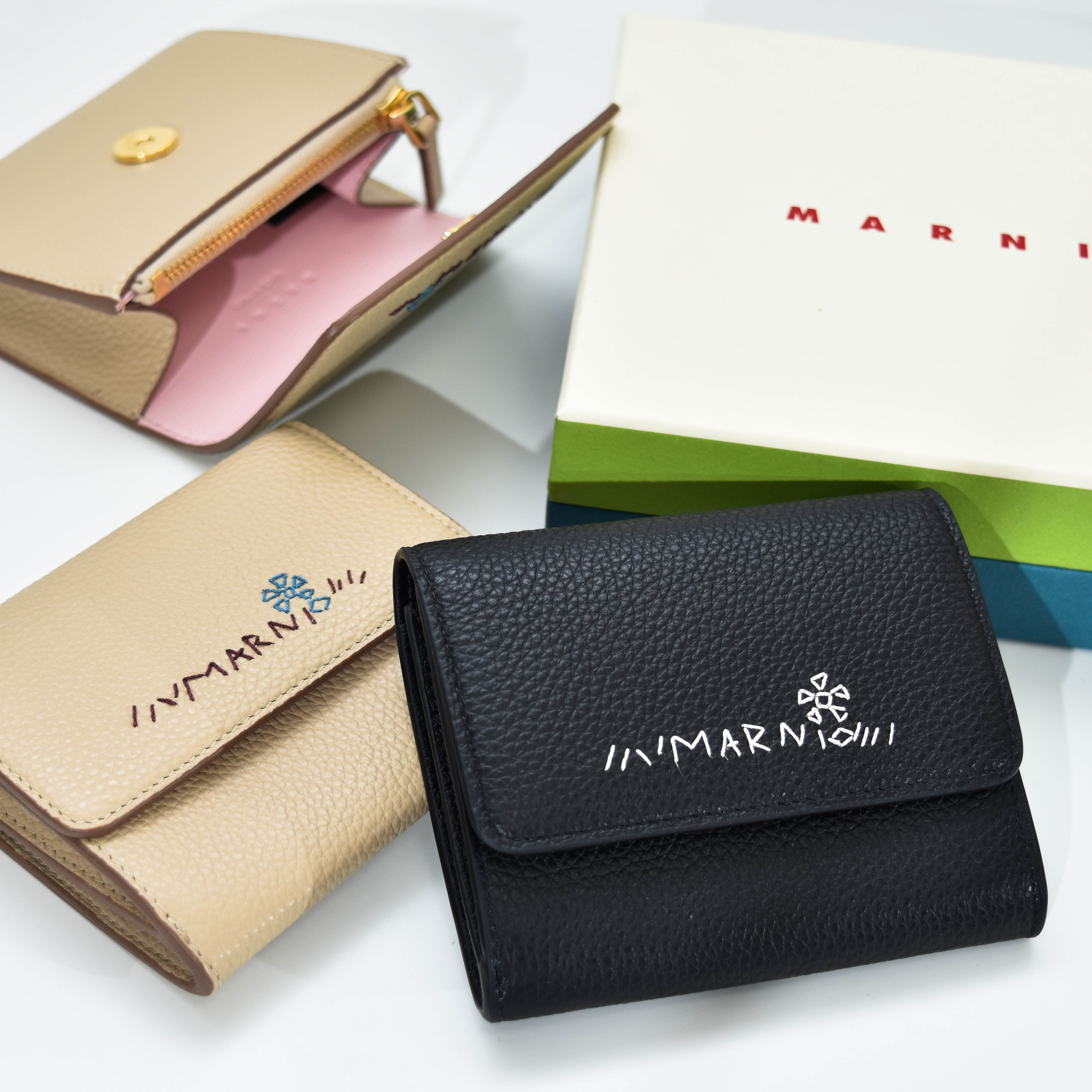 Rakuten - マルニ 財布 三つ折り財布 ロゴ MARNI PFMO0136U0 P6533 レザー製フラップカードホルダー　マルニメンディング入り