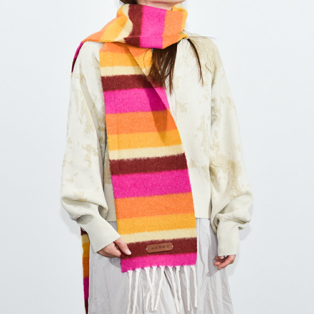 ■商品名 MARNI マルニ マフラー SCMC0098A0 UAW016 ■品番 SCMC0098A0 UAW016 ■サイズ 全長(フリンジ含む) 242cm 横 20.5cm ■状態 新品 ■素材 アルパカ60％、ウール25％、ナイロン15％ ■カラー ・マルチ STR15 ■仕様 多色使いのマルチストライプは、装いの主役にぴったりで存在感を発揮。 色彩センスに秀でたMARNI(マルニ)だからこそ叶う独自の配色パターンは、ブランドの世界観を満喫していただけます。 また太めのフリンジやブランドロゴを刻印したレザーラベルも、MARNIらしいディテール使いで、上質な中に見え隠れする素朴なニュアンスがお洒落心をくすぐります。 。 両端にはフリンジが施され、アイコニックなマルニロゴ入りラベル付き。 Made in Italy ■付属品 紙タグ ＞ MARNIのアイテム一覧を見る ＞ カートを見る ＞ 会社概要について【マルニ MARNI 】洗練された素材選び・デザインが圧倒的な存在感を放つMARNI。目を引く存在感あるデザイン。ギフトやプレゼントにもおすすめです。
