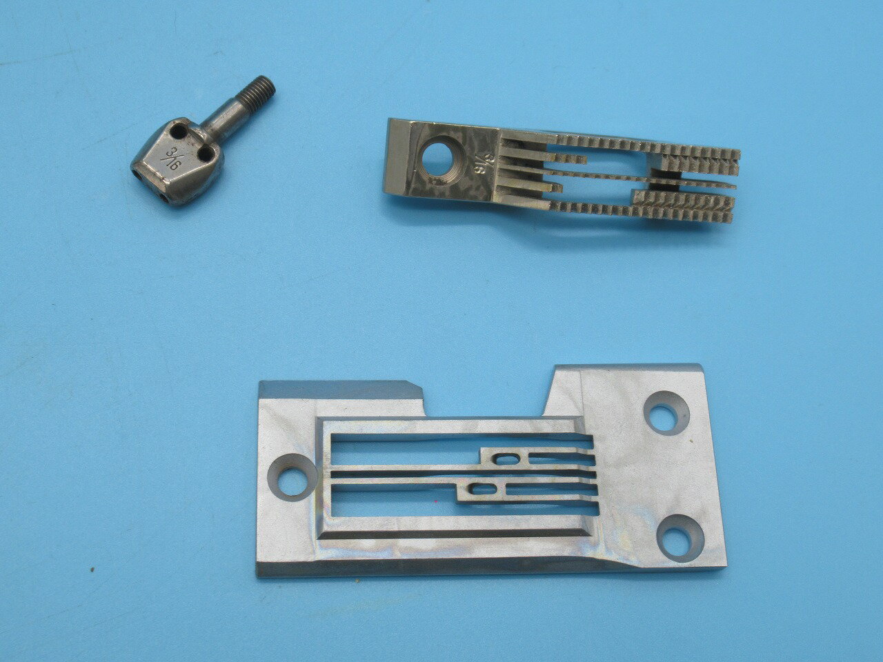 【中古】純正品 3/16(4.8mm)針抱き181077-001、針板105403-001、送り歯105404-001 セット