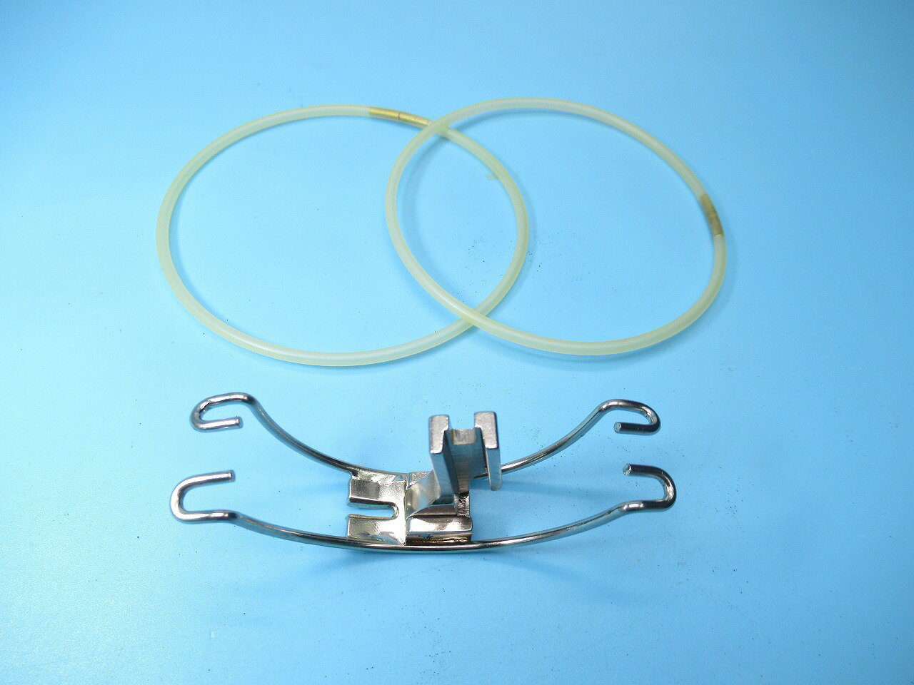 【置き古し新品】SUISEIのナイロンリング押え「CF2-S」セットです。ベルベット、ウレタンフォーム地、ラバーコート地などの縫い送り困難で縫いズレしやすい生地...