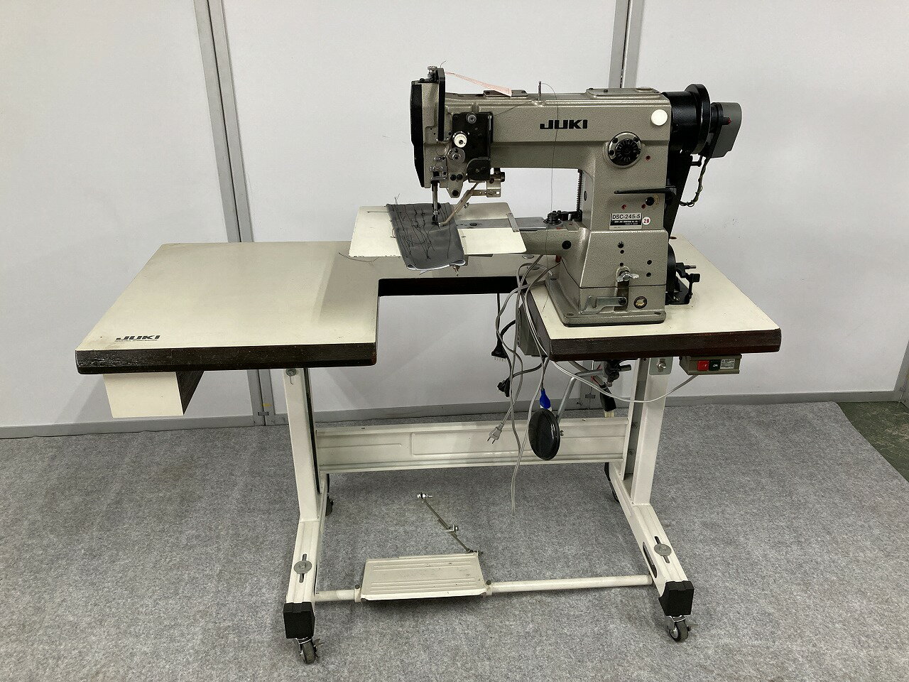 【中古】ジューキ JUKI シリンダーベット1本針本縫総合送りミシン DSC-245-5 自動糸切機能付き。テーブル・脚・モーター付きのセット販売です。梱包費5...