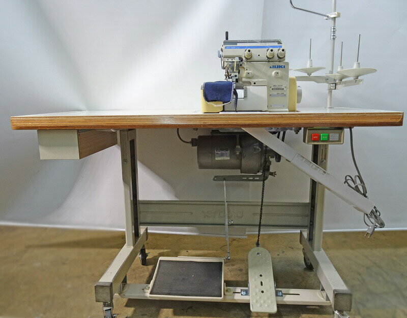 【中古】JUKI MO-3604 クラスOE4-40H1本針3本糸オーバーロックミシン1セット 弊社にて整備済み、新品と同じく6か月の保障付き。 脚・卓・ クラ...