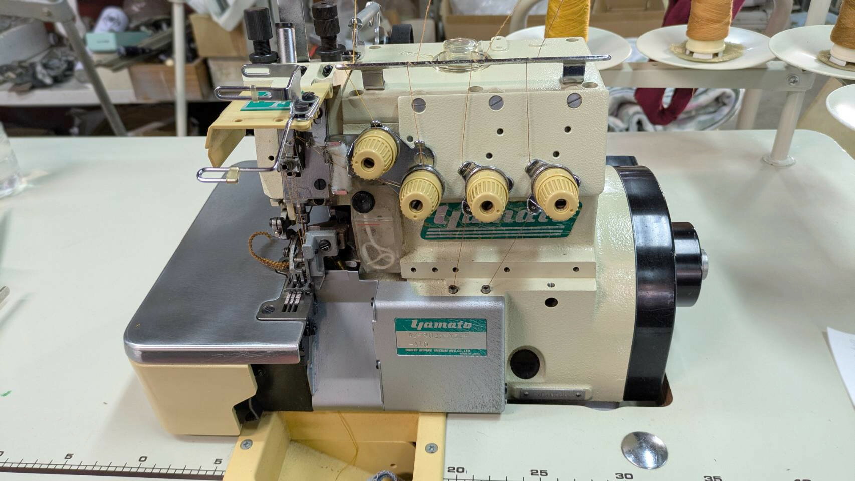 【中古】 ヤマト YAMATO AZF-8025-Y5DF/A10 2本針4本糸 上下差動 オーバーロックミシン 100V クラッチモーター仕様セット