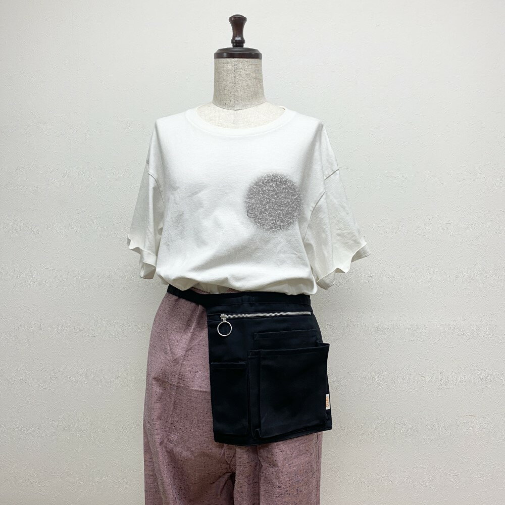 ウエストエプロン ブラック カフェ バザー DIY ウエストポーチ 美容師 トリマー 介護士 ヘルパー ガーデニング 母の日 エプロン 敬老の日 プレゼント 贈答用 ギフト エプロン apron ユニフォーム ユニホーム 機能的で使いやすい 日本製 【メール便可】のサムネイル