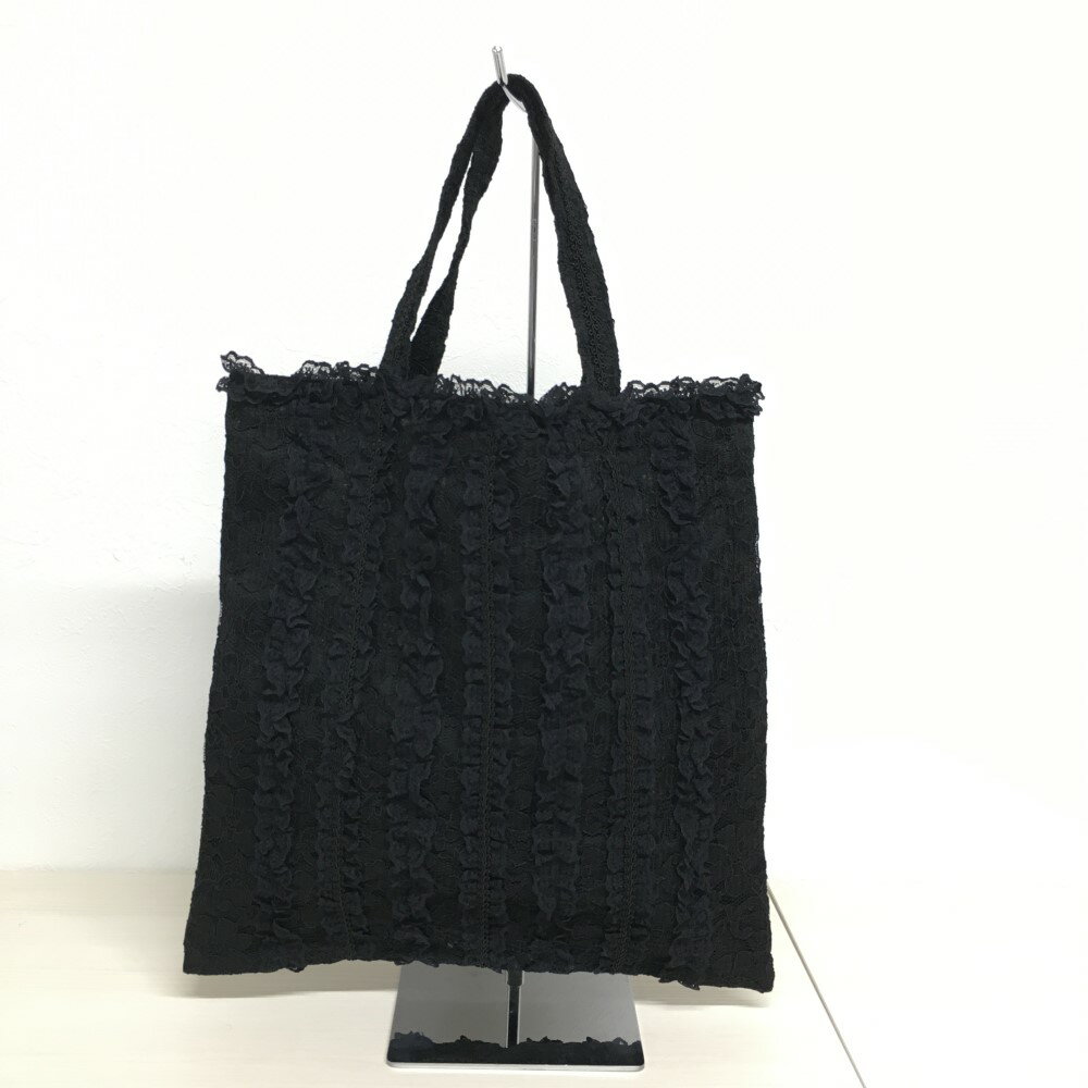 総レース　トートバッグの商品仕様 材質 ポリエステル100% サイズ 縦32cm×横32cm 持ち手　31cm 内ポケット有　縦11.5cm×横14.5cm 製造国 日本製 特徴 前後にたっぷり使ったレースがゴージャスな印象のトートバッグ。 作りもしっかりしているので高級感が溢れています 。 総レース トートバッグの対応サービス こちらの商品は以下のサービスに対応しております。詳しくは各アイコンをクリックしてください。 バッグ・小物・ブランド雑貨 ＞＞ レディースバッグ ＞＞ フォーマルバッグ 【用途】 お墓参り 法事 葬式 法要 告別式 弔事 成人祝い 就職祝い フォーマル 葬儀 お彼岸 初盆 墓参り 仏事 追善 ほうよう お通夜 サブバッグ