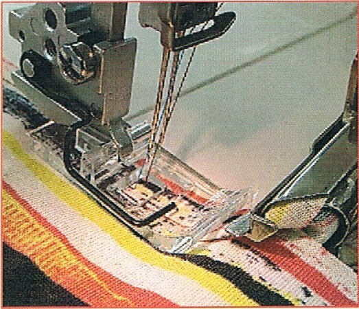 トルネィオには純正のバインダーセットが御座います。 仕様は四つ折りで、テープ幅42ミリ仕上がり12ミリです。 バインダー本体以外に「取り付け土台」「専用押え」があり工業用の様々なバインダ−の御利用が可能です。 従来のバインダーセット付属の金属製押さえを透明化し、形状を改善、ガイドを付けて更に使いやすくしました。 ・透明で見やすい。 ・右端にガイドが付いているので、テープが右側に逃げずに安定して縫える。 ・前長後短の押さえ。（従来品と比較） ・前が長い 布への食いつきがよく、バインダー部分との距離が短いのでテープがたるまない。 ・後ろが短い 段差でも送りがよく、目とびが起こりにくい。布送りが改善して安定したぬい目を実現。 カバーステッチミシン（新機種）【トルネィオ】3-796G（3本針4本糸）も扱っております。お問合せ下さい。※部品発送は到着時間帯指定は出来ません。 ※ミシン本体以外のご注文の場合は、カードまたは郵便、銀行振り込みでのご決済をお願い致します。 ※押さえ、ボビン、アタッチメントなどミシン本体以外のご注文では代引きご決済はお受けできません。 部品御注文の際は必ずお使いのミシンメーカーと機種名、押え、アタッチメントのmm幅などをお知らせ下さい。 お知らせ頂いた機種に掲載部品が適合しない場合は、適合する部品をお知らせ致します。 配送後の返品はお断りしております。交換の場合は、往復の送料のご負担をお願い致しますのでご了承下さい。 ☆メーカーからの変更など事情により掲載写真、記載説明と商品が異なる場合が御座いますのでご了承下さい。 掲載品以外も御座いますので、お問い合わせ下さい。