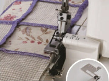 フラットロックやピンタックなどで 布をガイドしながらぬったり、布の 切りしろのガイドにも使用できま す。