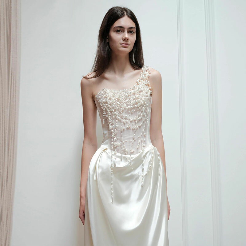 ワンショルダー パールドロップ ウェディング 透視感メッシュ サテンウェディングドレス｜アシンメトリーデザイン 花嫁 披露宴 二次会 前撮り エレガント 清楚 高級感 フォトジェニック ホワイト オートクチュール風