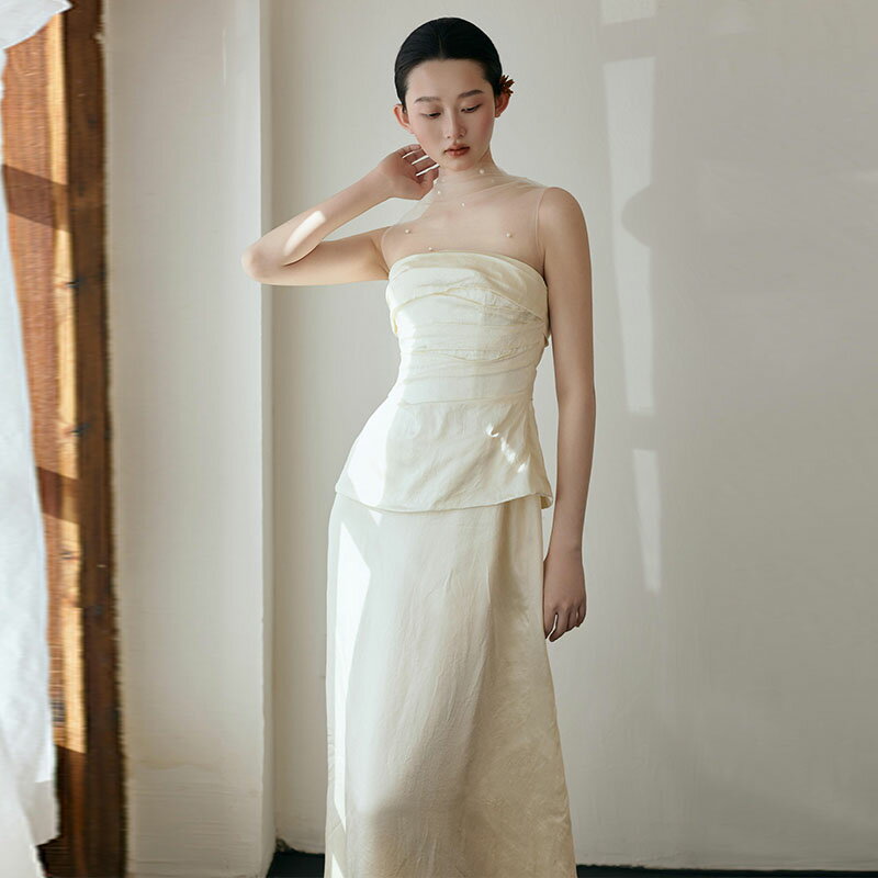 ウェディングドレス ベージュ色 カラー スレンダーライン イリュージョンネック ペプラム レトロ アン..