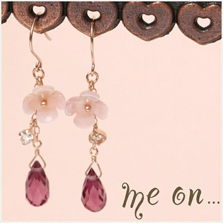 樂天商城 - 【メール便送料無料/代引き不可】■me on...■ピンクシェルのお花＆ロードライトガーネット・K10ピンクゴールドフックピアス【m5784】