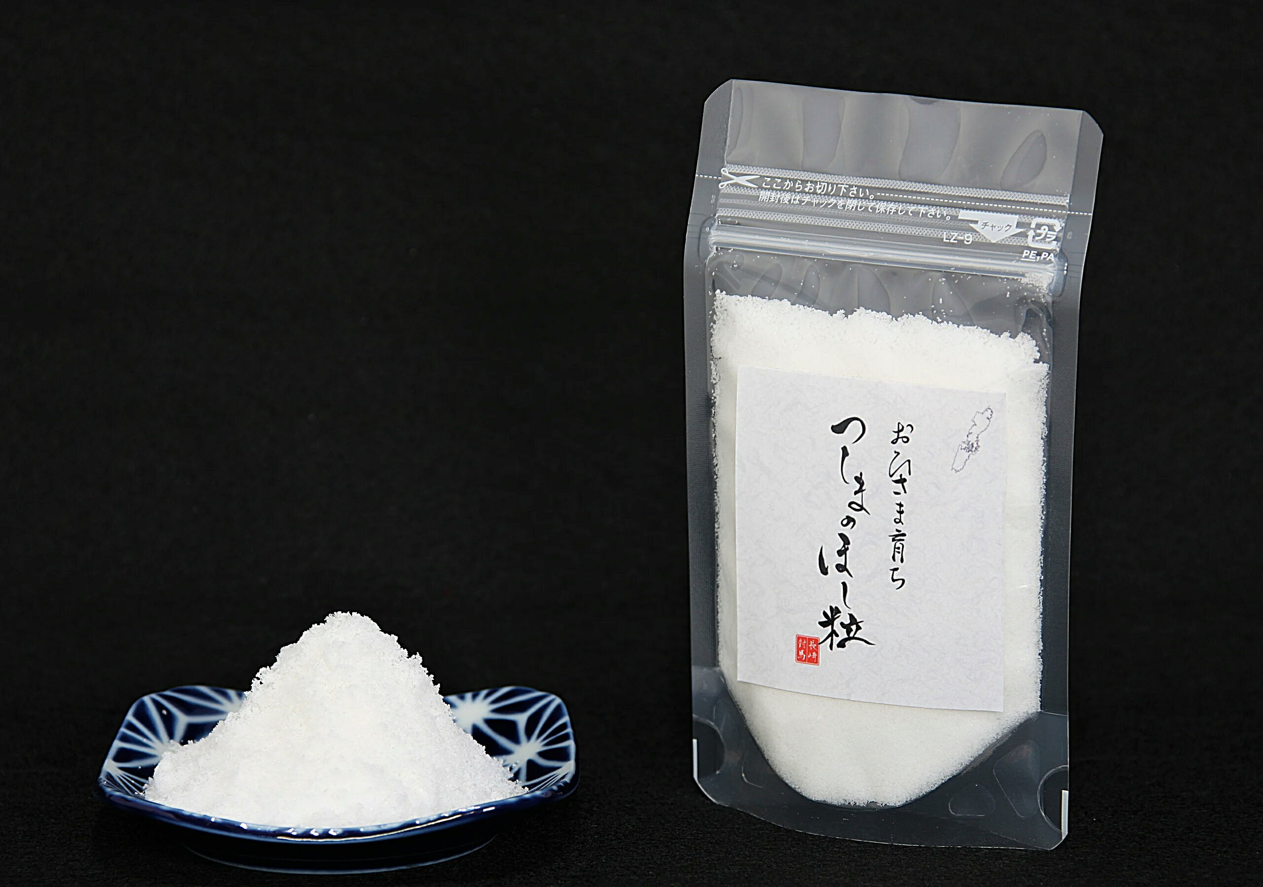 対馬・赤島の海水を原料とした「完全天日塩」です。太陽と風の力でゆっくりと結晶化させた塩を、きめ細かなパウダー状に仕上げました。食材になじみやすく、やさしい塩味で素材の風味を引き立てます。料理の下味や仕上げ、スープやサラダなど幅広い料理にお使いいただけます。 原材料名：海水（長崎県対馬・赤島産）対馬・赤島の海水を原料とした「完全天日塩」です。太陽と風の力でゆっくりと結晶化させた塩を、きめ細かなパウダー状に仕上げました。食材になじみやすく、やさしい塩味で素材の風味を引き立てます。料理の下味や仕上げ、スープやサラダなど幅広い料理にお使いいただけます。 原材料名：海水（長崎県対馬・赤島産）