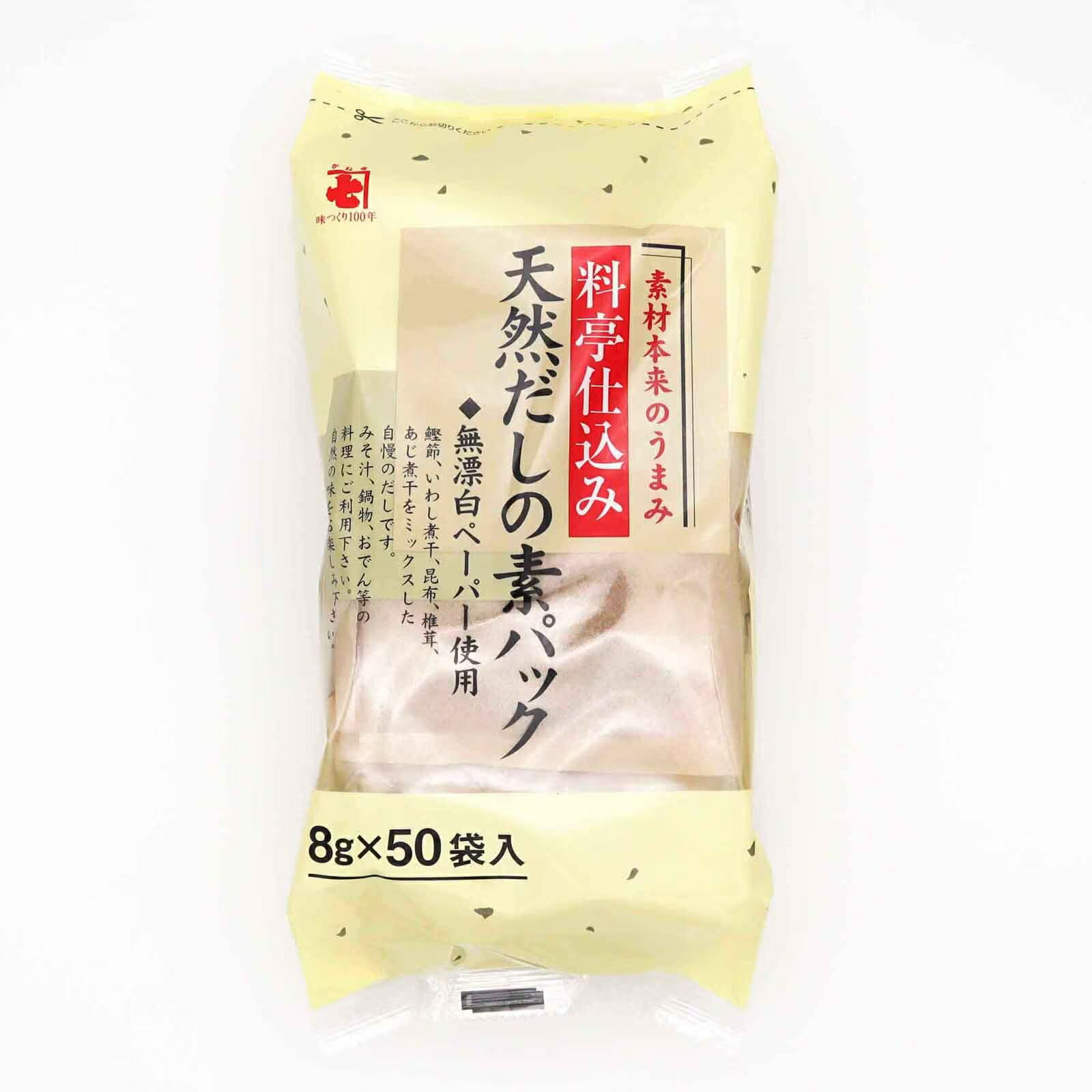 かね七の「天然だしの素パック（8g×50袋）」は、鰹節・いわし煮干・昆布・椎茸・あじ煮干しを組み合わせた、素材の旨みを楽しめるだしパックです。天然素材100％を使用し、うまみ調味料・保存料・食塩無添加で仕上げられています。だしパックには無漂白の紙を使用したティーパックを採用しています。 味噌汁、鍋物、おでんなどの家庭料理に手軽に利用でき、日々の食卓に適したアイテムです。50袋入りの大容量でお手頃な価格のため、毎日の料理に気軽にお使いいただけます。 ご使用の際は、1パックを水から入れて加熱し、沸騰後中火にして4〜5分煮出してください。煮出した後、パックをお箸などで軽くしぼると、素材の風味がより引き出されます。味噌汁、鍋物、煮物、うどん・そばのつゆなど、さまざまな料理にご利用いただけます。 また、袋を破って中身を取り出し、だしがらを調味料やふりかけとして活用するなど、使い方もさまざまです。 原材料： 鰹節（国内製造）、いわし煮干、昆布、椎茸、あじ（煮干または干しあじ）。かね七の「天然だしの素パック（8g×50袋）」は、鰹節・いわし煮干・昆布・椎茸・あじ煮干しを組み合わせた、素材の旨みを楽しめるだしパックです。天然素材100％を使用し、うまみ調味料・保存料・食塩無添加で仕上げられています。だしパックには無漂白の紙を使用したティーパックを採用しています。 味噌汁、鍋物、おでんなどの家庭料理に手軽に利用でき、日々の食卓に適したアイテムです。50袋入りの大容量でお手頃な価格のため、毎日の料理に気軽にお使いいただけます。 ご使用の際は、1パックを水から入れて加熱し、沸騰後中火にして4〜5分煮出してください。煮出した後、パックをお箸などで軽くしぼると、素材の風味がより引き出されます。味噌汁、鍋物、煮物、うどん・そばのつゆなど、さまざまな料理にご利用いただけます。 また、袋を破って中身を取り出し、だしがらを調味料やふりかけとして活用するなど、使い方もさまざまです。 原材料： 鰹節（国内製造）、いわし煮干、昆布、椎茸、あじ（煮干または干しあじ）。